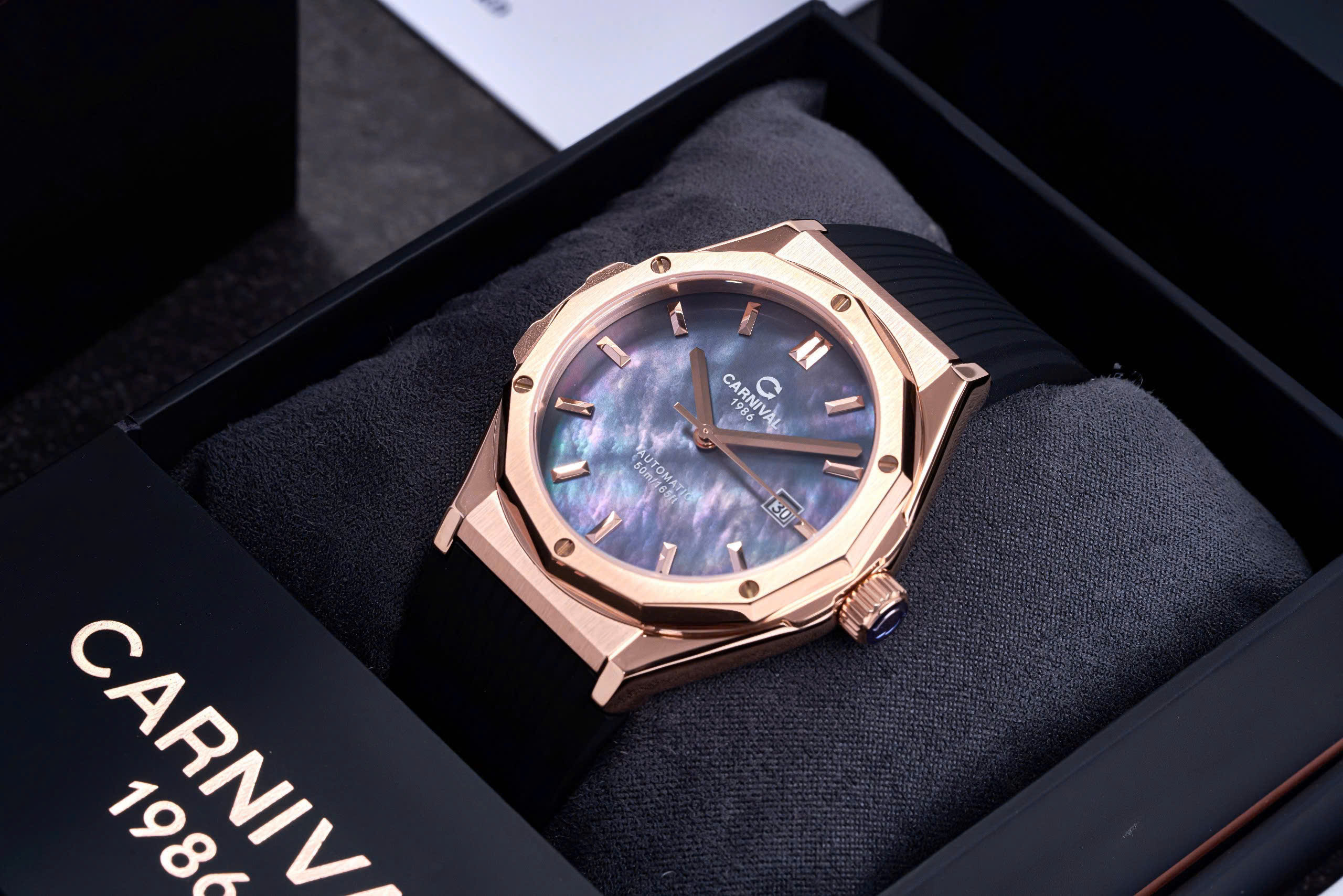 Đồng hồ Carnival 8168G-VH-DCS-DK Automatic – Sang trọng và đẳng cấp với mặt khảm trai viền Gold Rose