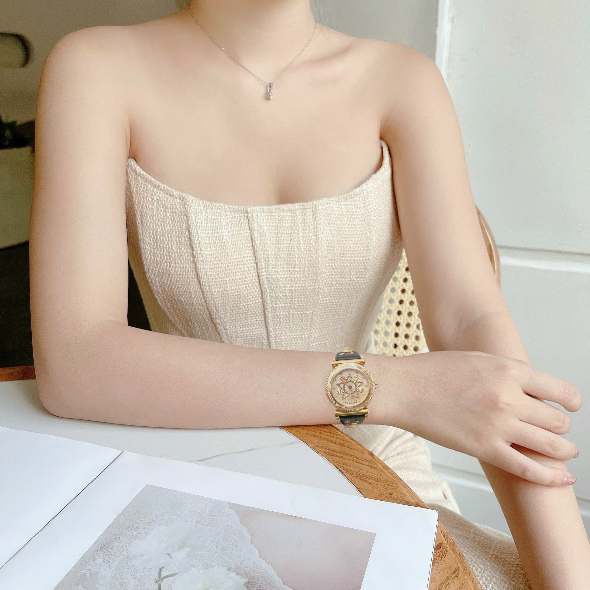 Đồng hồ Versace V-Motif Watch For Lady – Biểu tượng thanh lịch dành cho phái đẹp