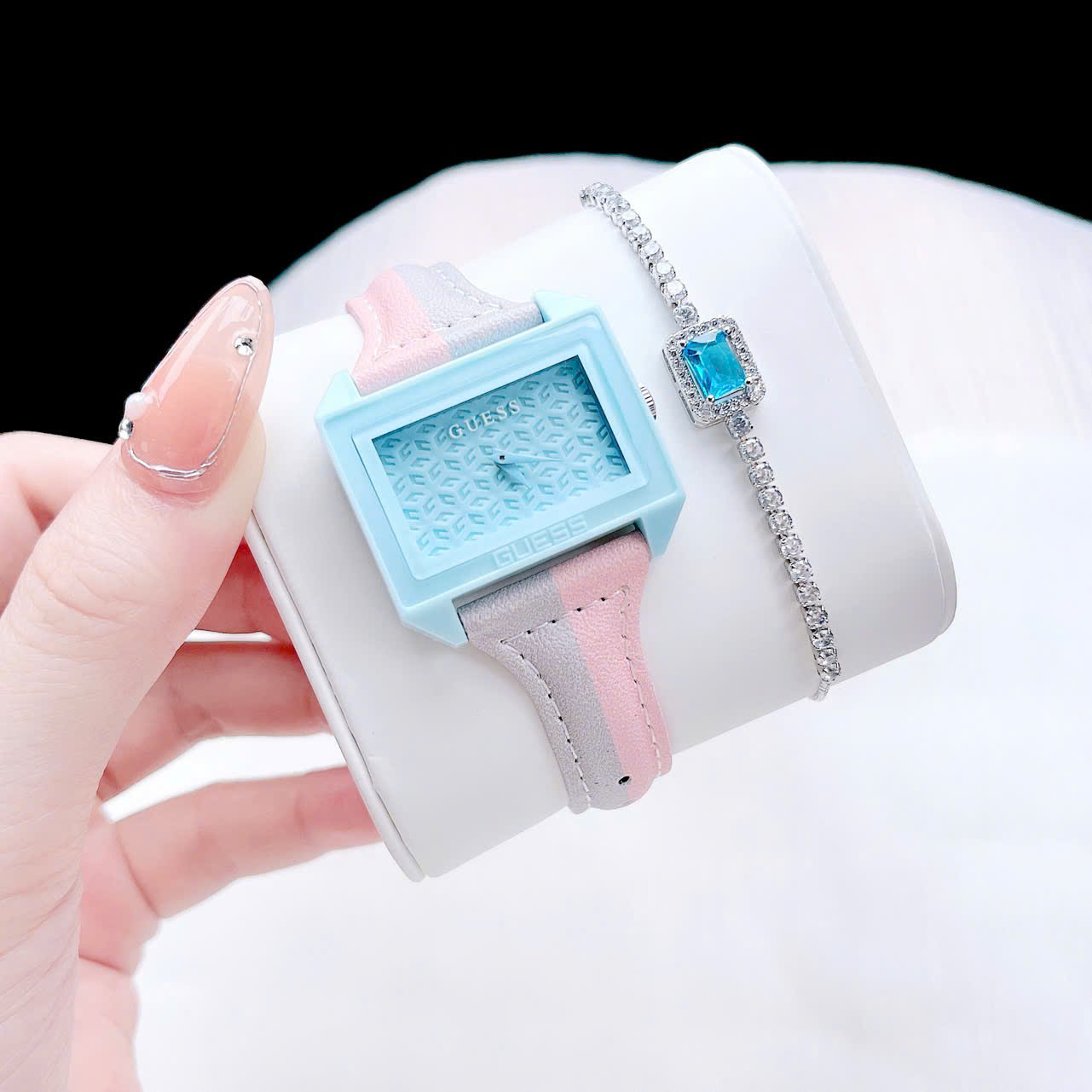 Đồng Hồ Guess 2025 – Thiết Kế Mặt Vuông Cá Tính, Dây Silicon Thời Trang