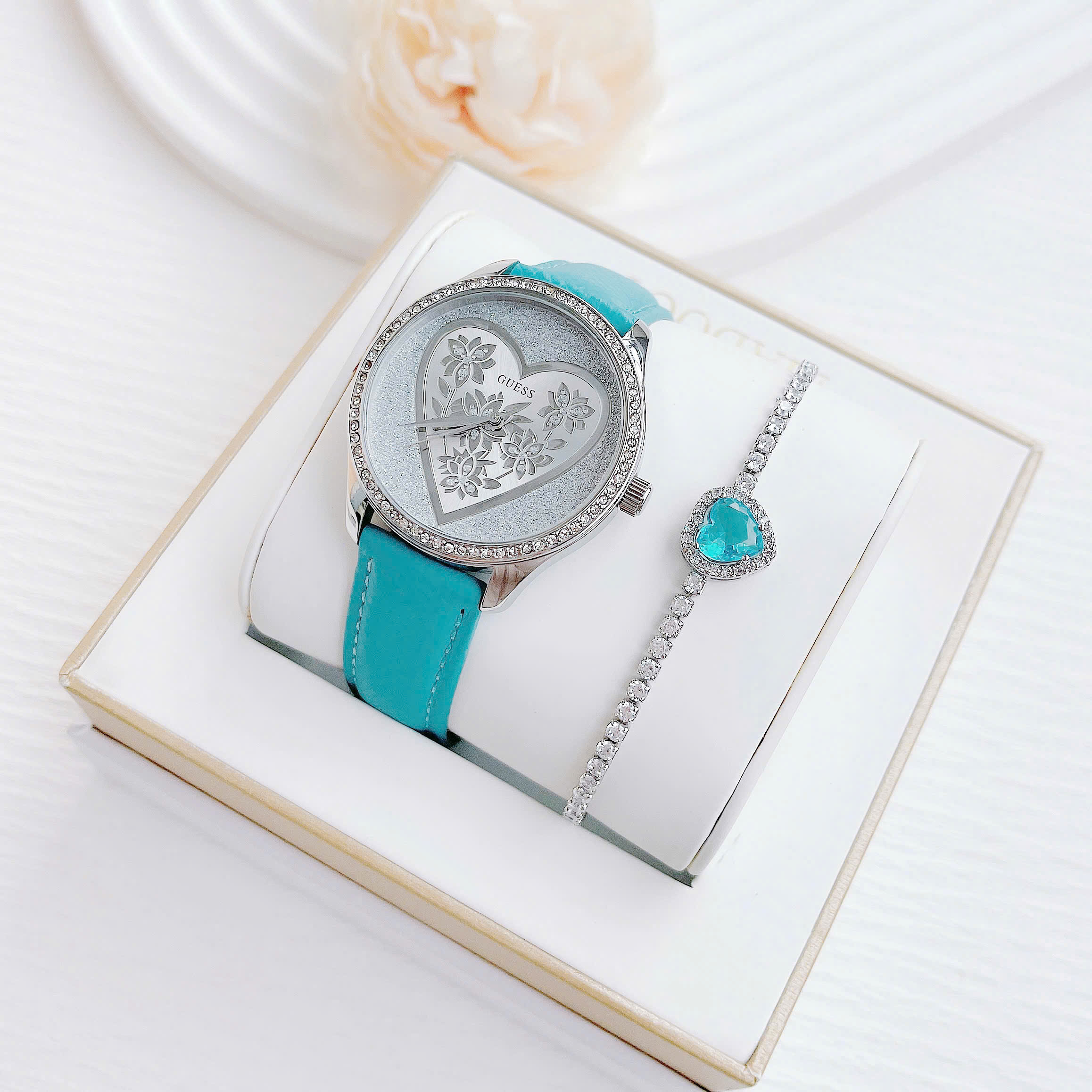 Đồng hồ nữ Guess Trendy Silver Watch 2025 – Thiết kế tinh tế, trái tim hoa đầy nữ tính
