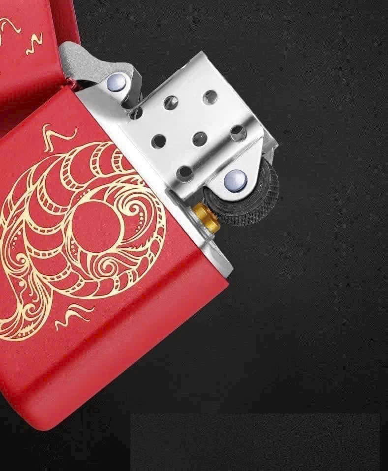 Bật Lửa Zippo Phiên Bản 2025 Ất Tỵ – Linh Vật Mãng Xà Uy Quyền, Biểu Tượng Cho Sự May Mắn Và Thịnh Vượng