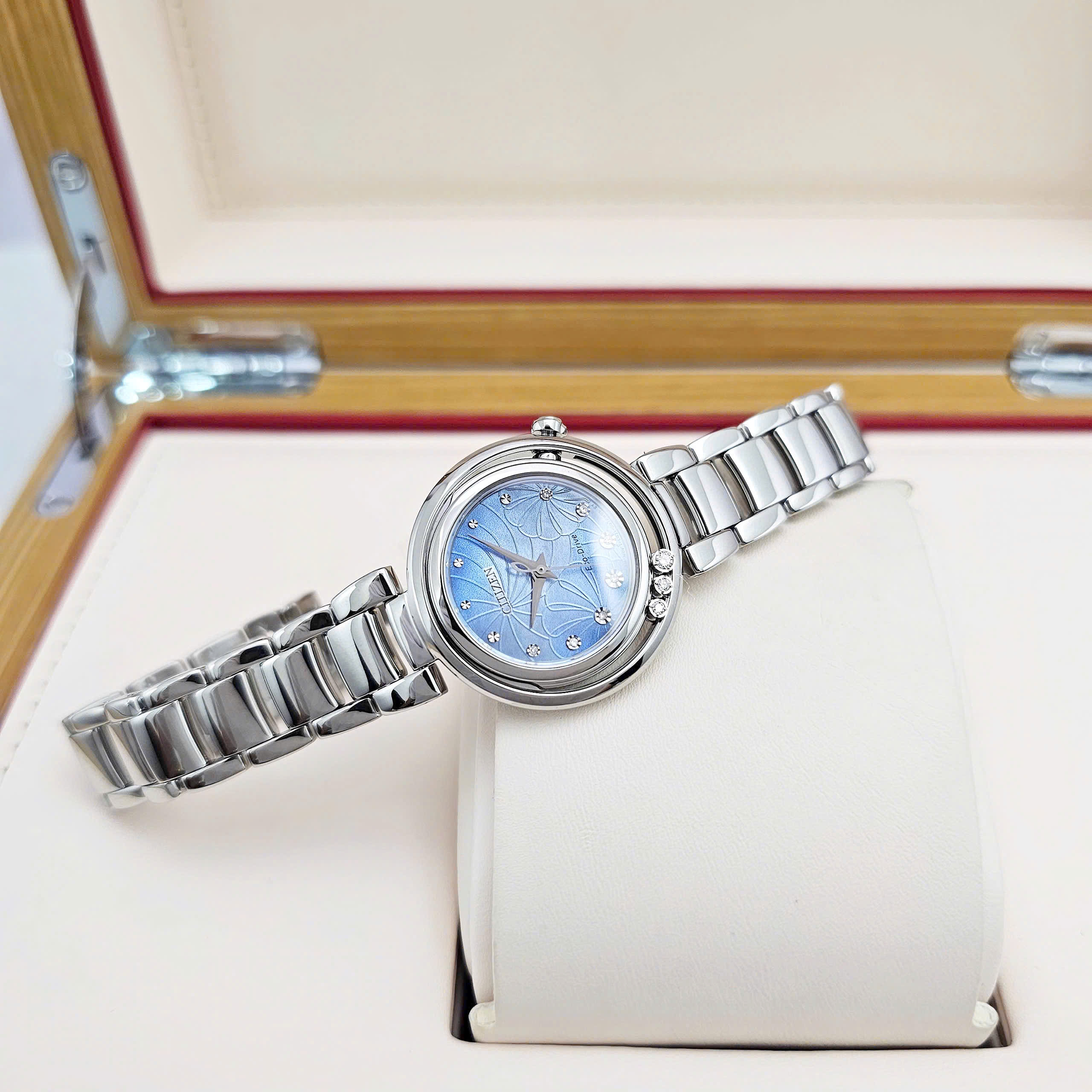 Đồng Hồ Citizen Nữ EM1110-81N – Vẻ Đẹp Kiêu Sa Từ Công Nghệ Và Nghệ Thuật