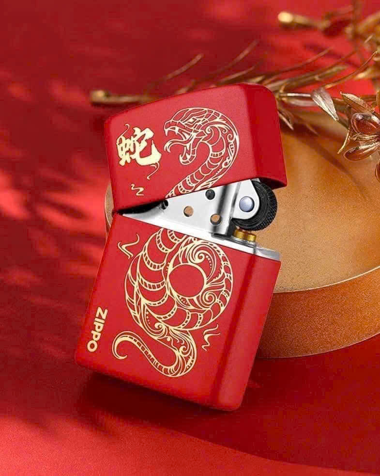 Bật Lửa Zippo Phiên Bản 2025 Ất Tỵ – Linh Vật Mãng Xà Uy Quyền, Biểu Tượng Cho Sự May Mắn Và Thịnh Vượng