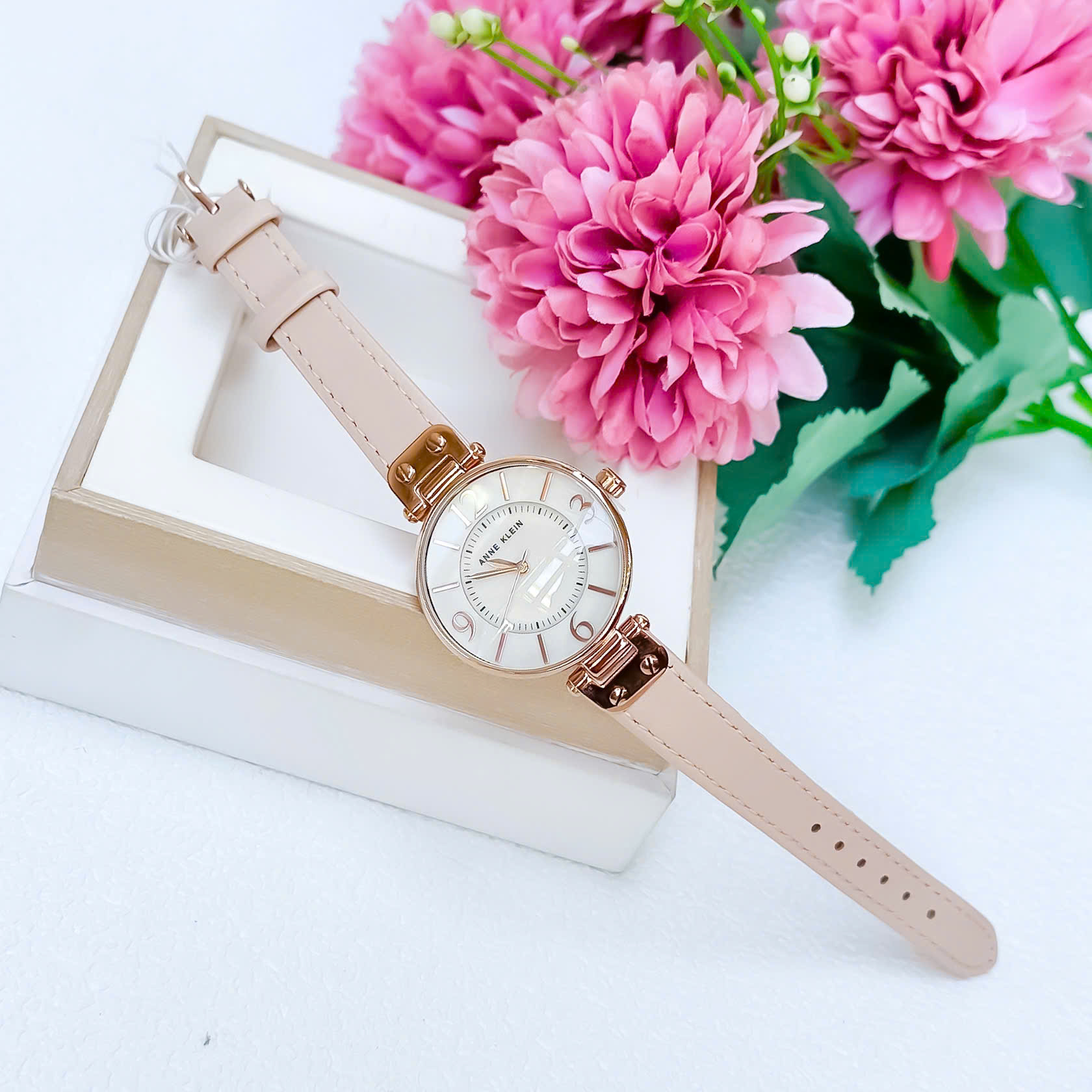 Đồng Hồ Anne Klein Dây Da Mặt Nude – Thiết Kế Đơn Giản Thanh Lịch, “Hot” Mãi Không Hạ Nhiệt