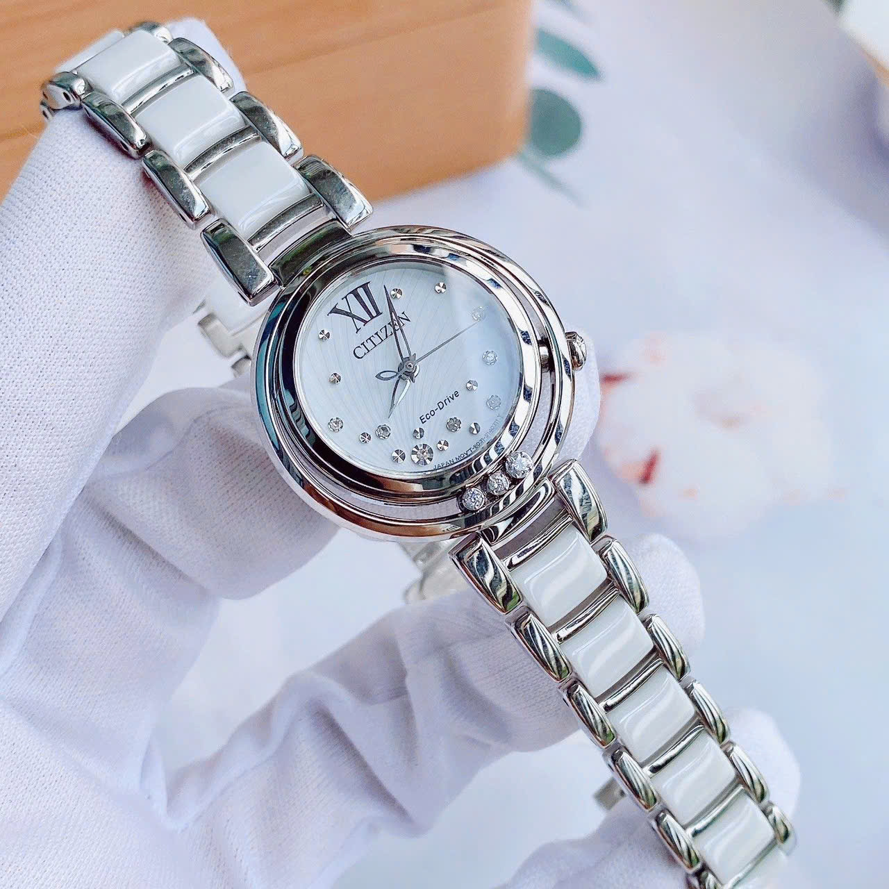 Đồng hồ Citizen EM0320-83A Sunrise – Biểu tượng của vẻ đẹp tinh tế và công nghệ Eco-Drive