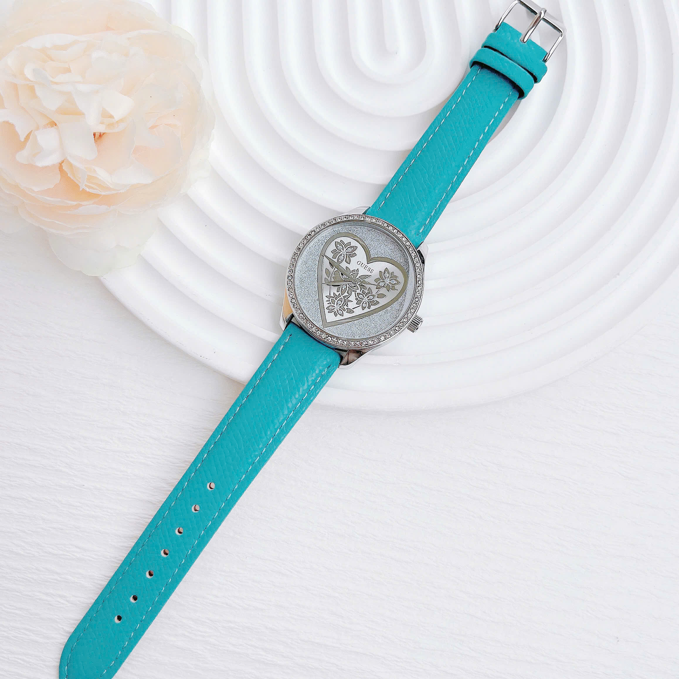 Đồng hồ nữ Guess Trendy Silver Watch 2025 – Thiết kế tinh tế, trái tim hoa đầy nữ tính