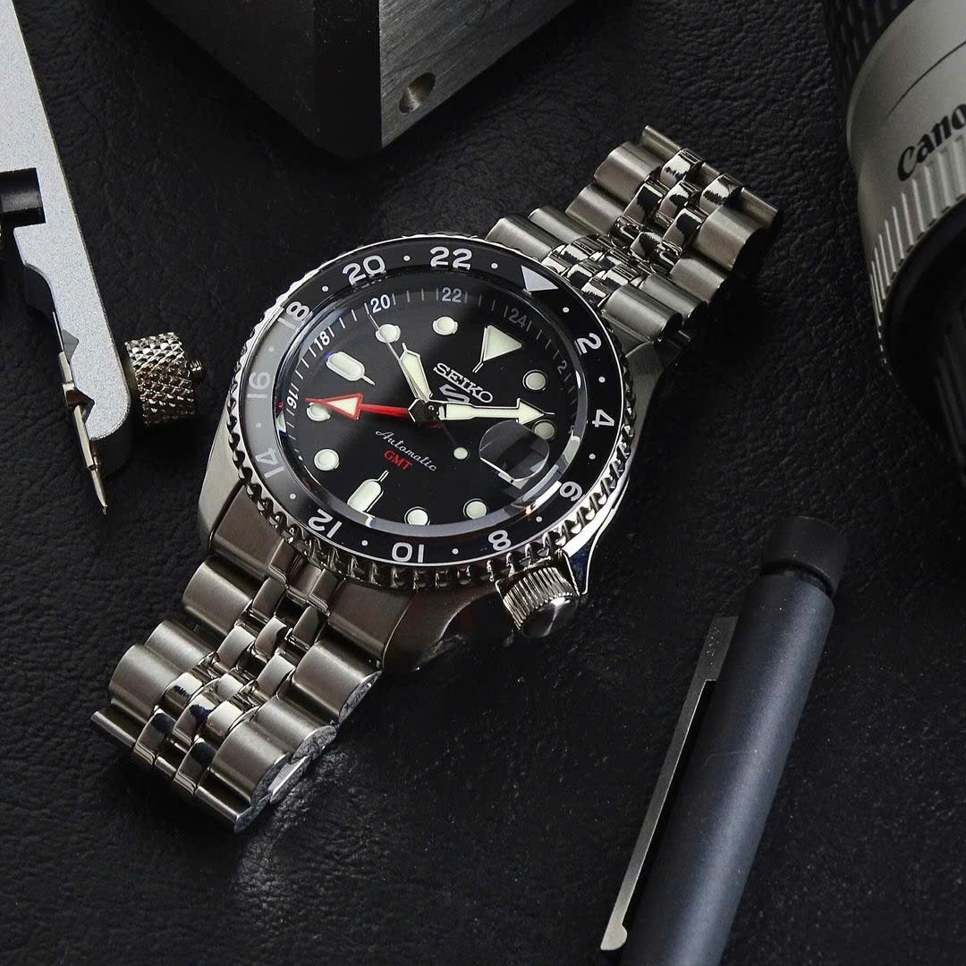 Đồng Hồ Seiko SSK001K1 – Phiên Bản “Batman” GMT Mạnh Mẽ, Đậm Chất Thể Thao