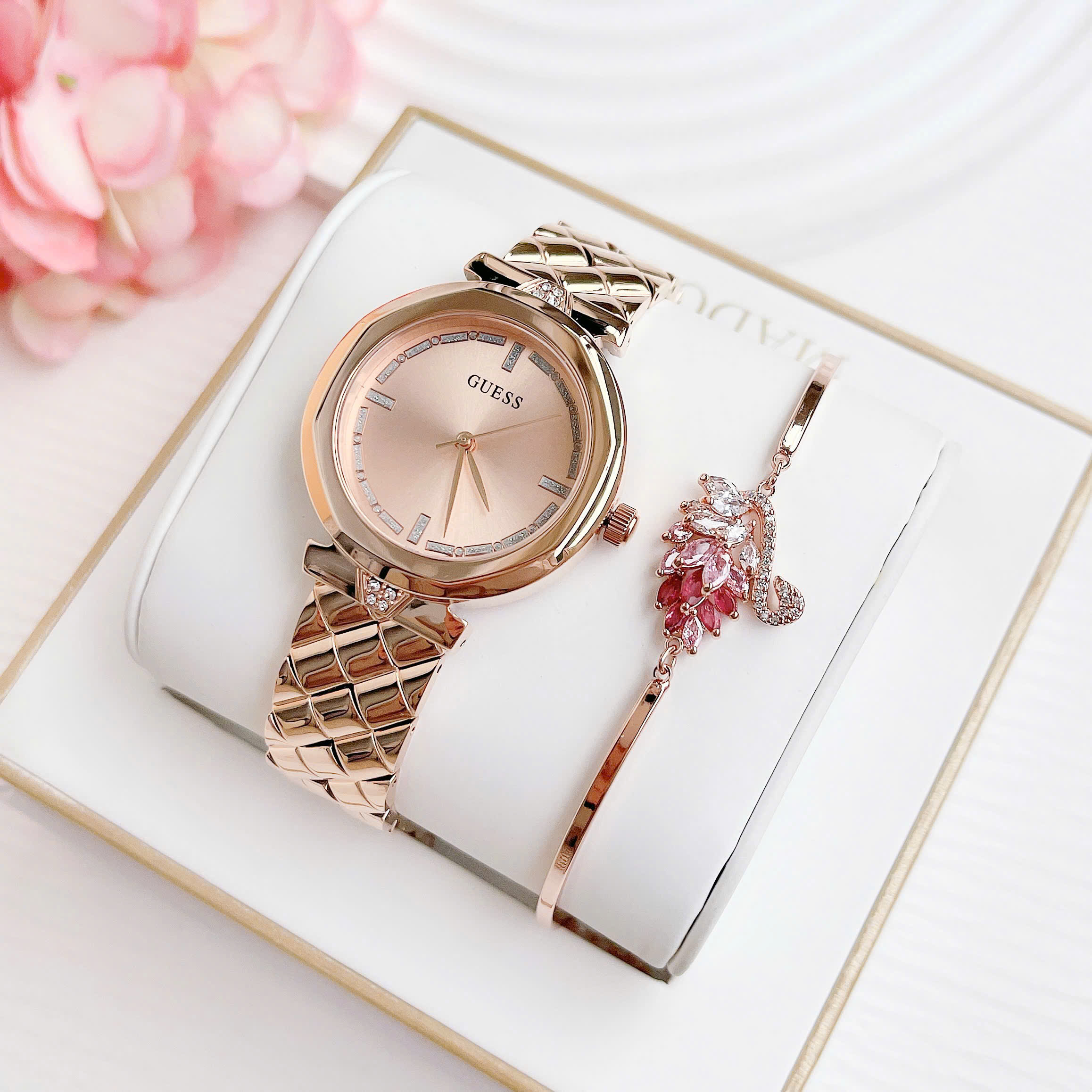 Đồng Hồ Guess Rumour Crystals 2025 – Sang Trọng, Tinh Tế Và Đầy Lôi Cuốn