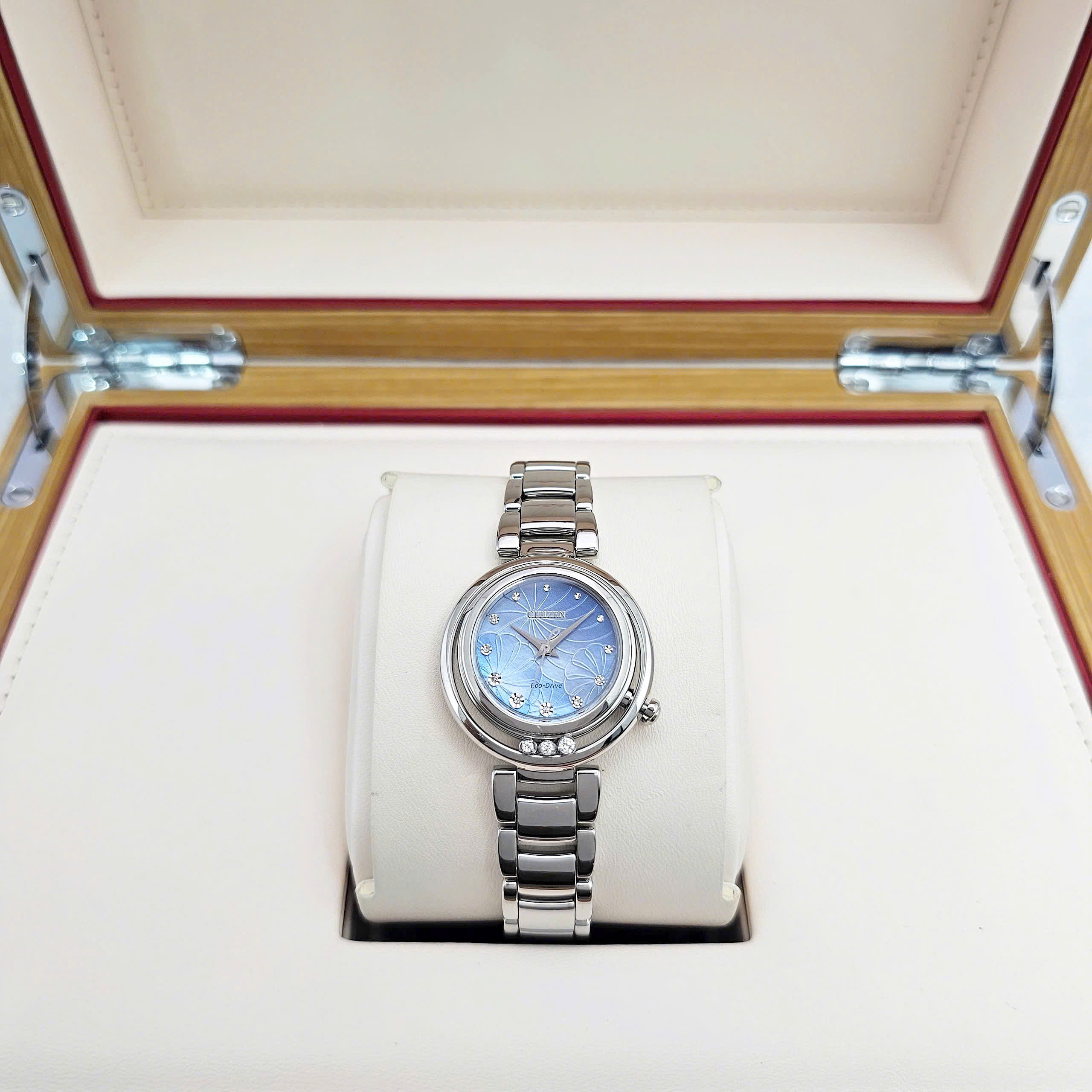 Đồng Hồ Citizen Nữ EM1110-81N – Vẻ Đẹp Kiêu Sa Từ Công Nghệ Và Nghệ Thuật