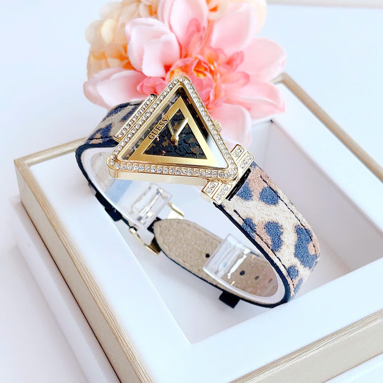 ĐỒNG HỒ GUESS ANIMAL PRINT LEATHER WATCH – MẶT TAM GIÁC ĐÍNH ĐÁ, DÂY DA HỌA TIẾT BÁO SANG TRỌNG bộ sưu tập mới 2025