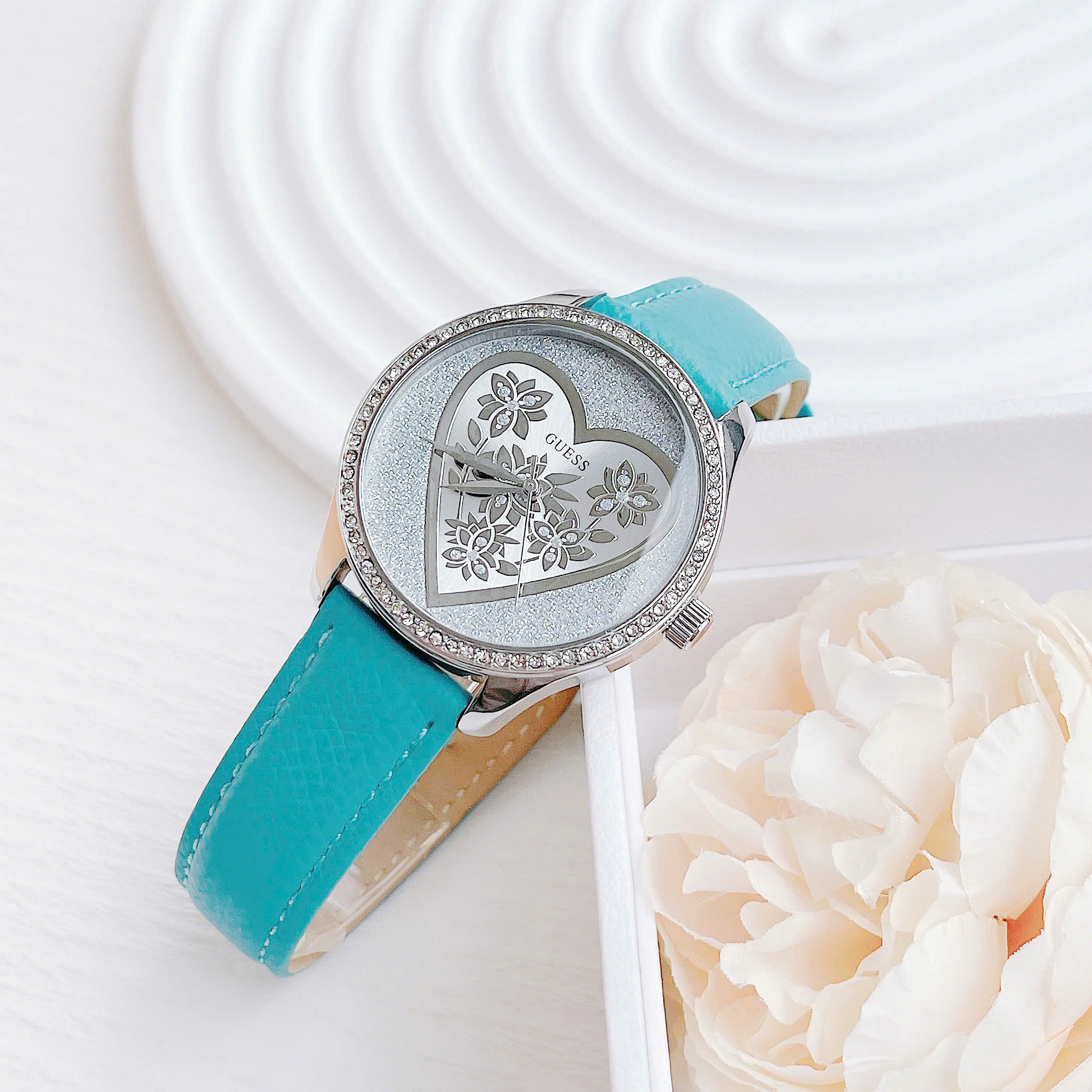 Đồng hồ nữ Guess Trendy Silver Watch 2025 – Thiết kế tinh tế, trái tim hoa đầy nữ tính