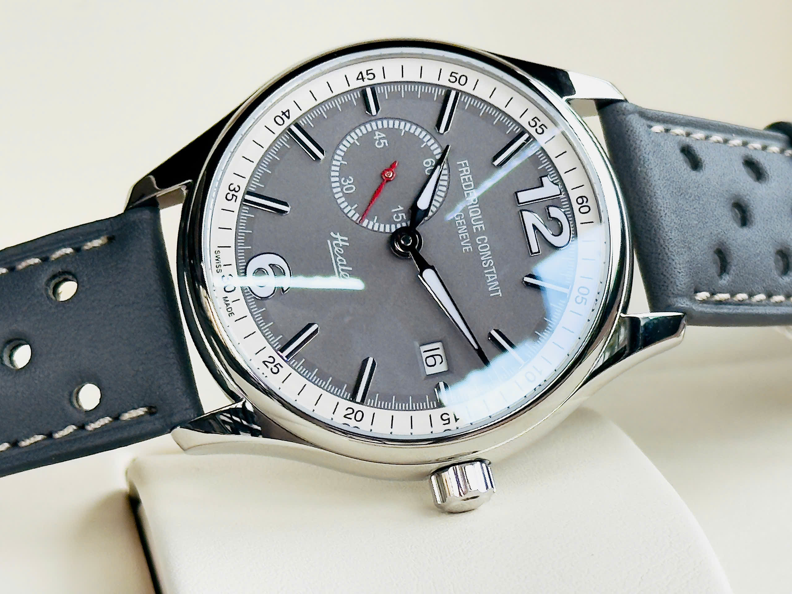 Đồng hồ Frederique Constant FC-345HGS5B6 – Cỗ máy thời gian dành cho tín đồ xe cổ và tinh thần đam mê bất tận