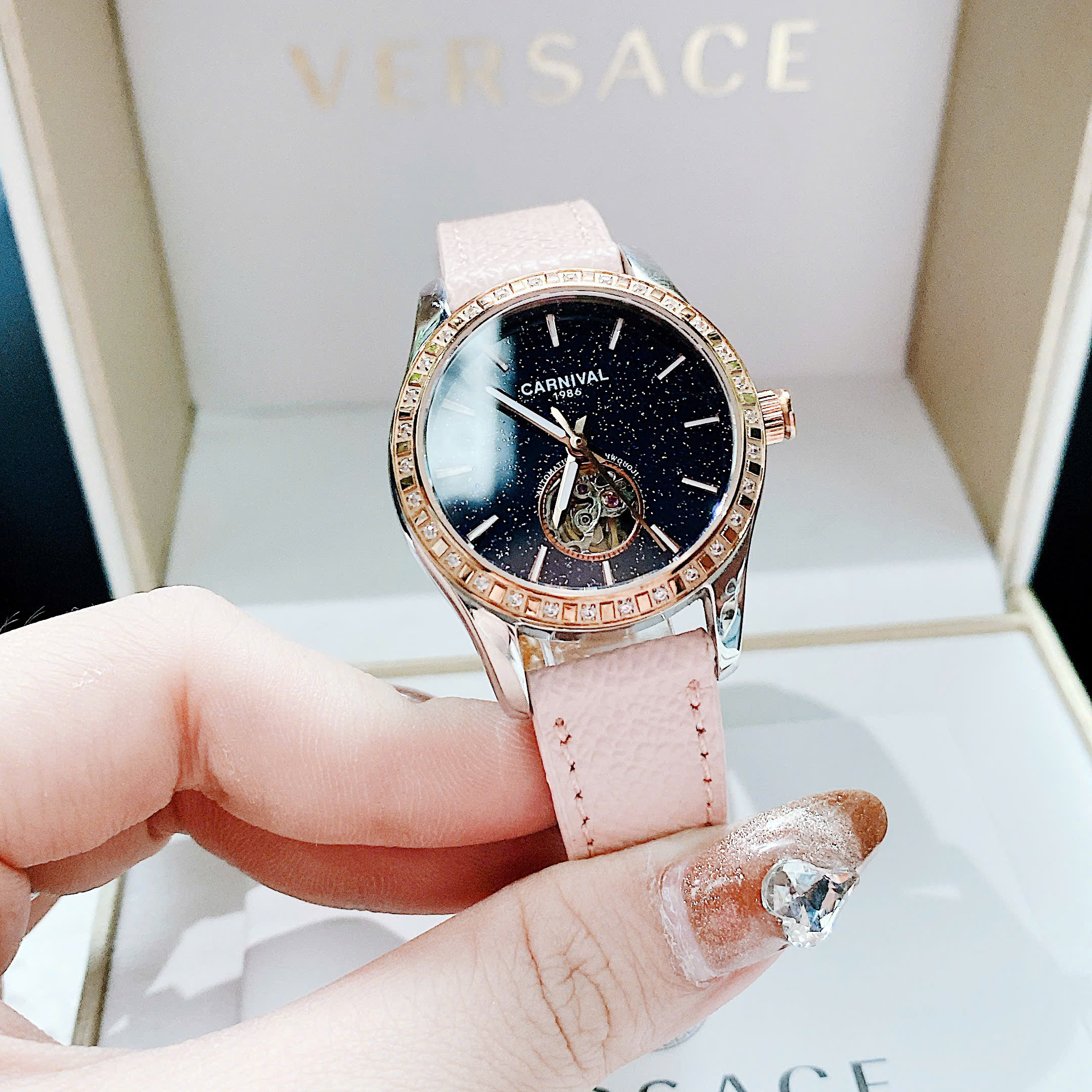 Đồng hồ Carnival – Vẻ Đẹp Lộ Tim Sang Trọng Dành Cho Nàng Hiện Đại