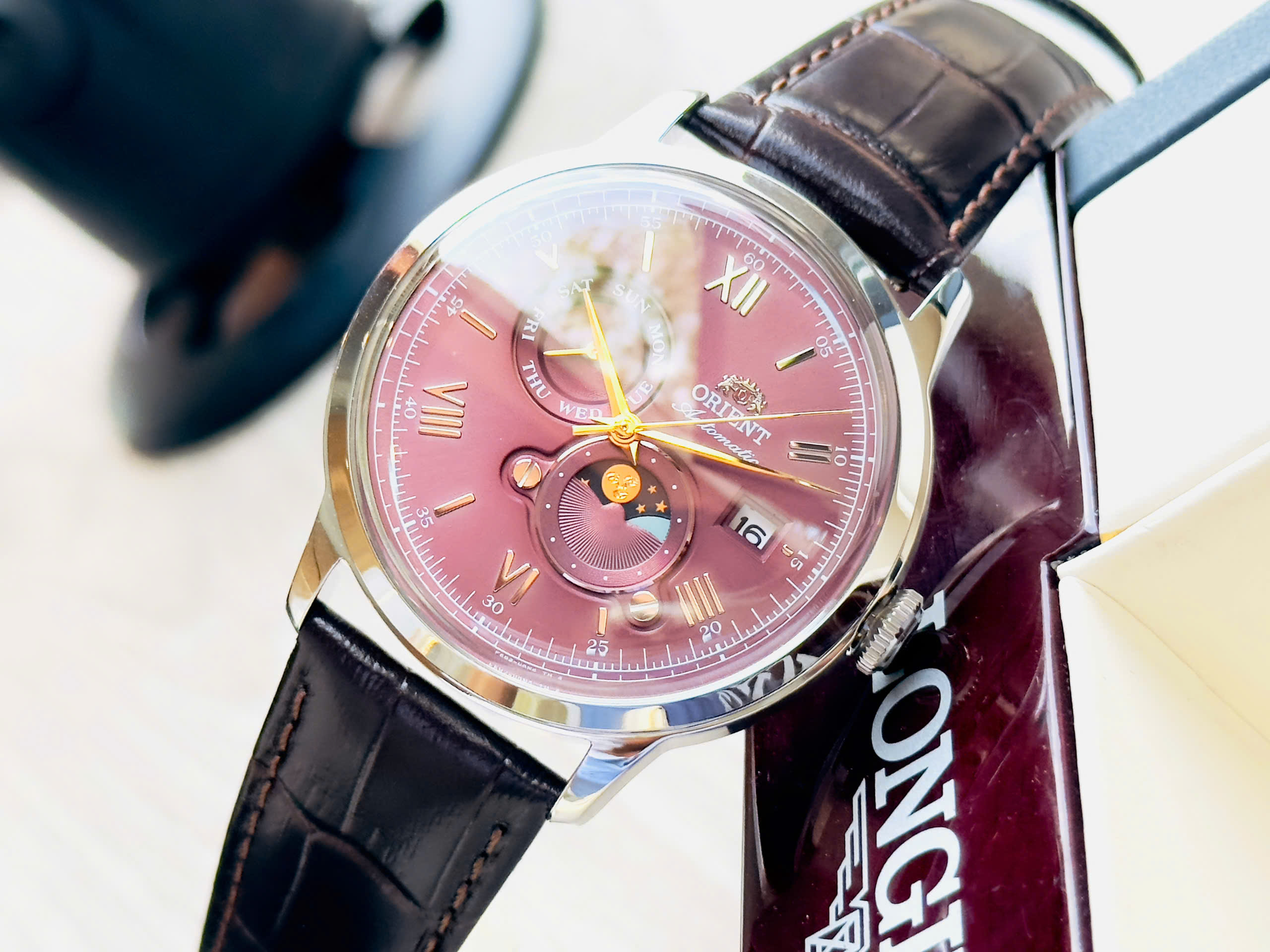 Đồng hồ Orient Sun and Moon RA-AK0807R – Phiên Bản Màu Rượu Vang 2025 Mới Nhất