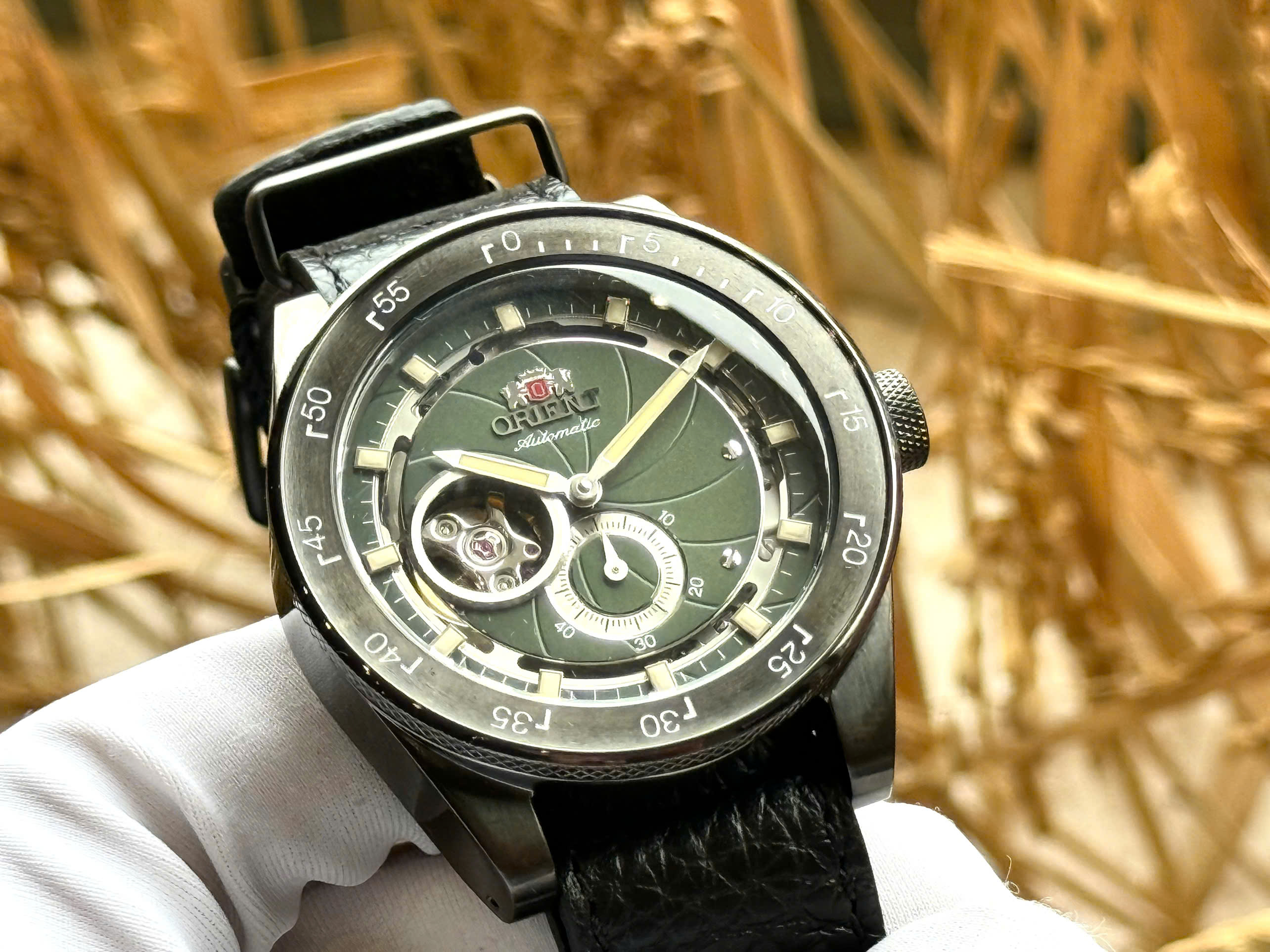 Orient Retro Future Camera RA-AR0202E10B – Thiết Kế Máy Ảnh Độc Đáo Với Tông Xanh Lá Cá Tính