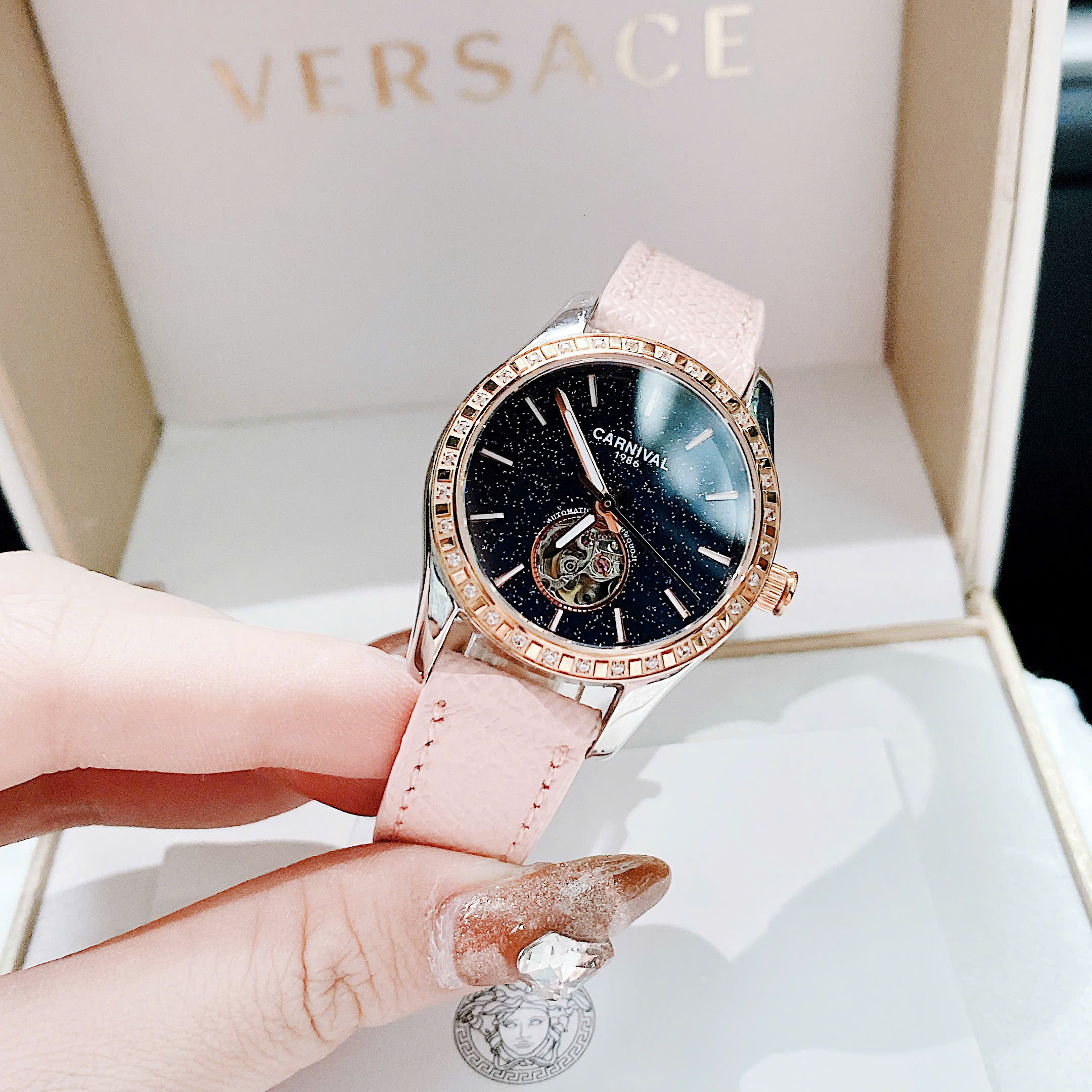 Đồng hồ Carnival – Vẻ Đẹp Lộ Tim Sang Trọng Dành Cho Nàng Hiện Đại