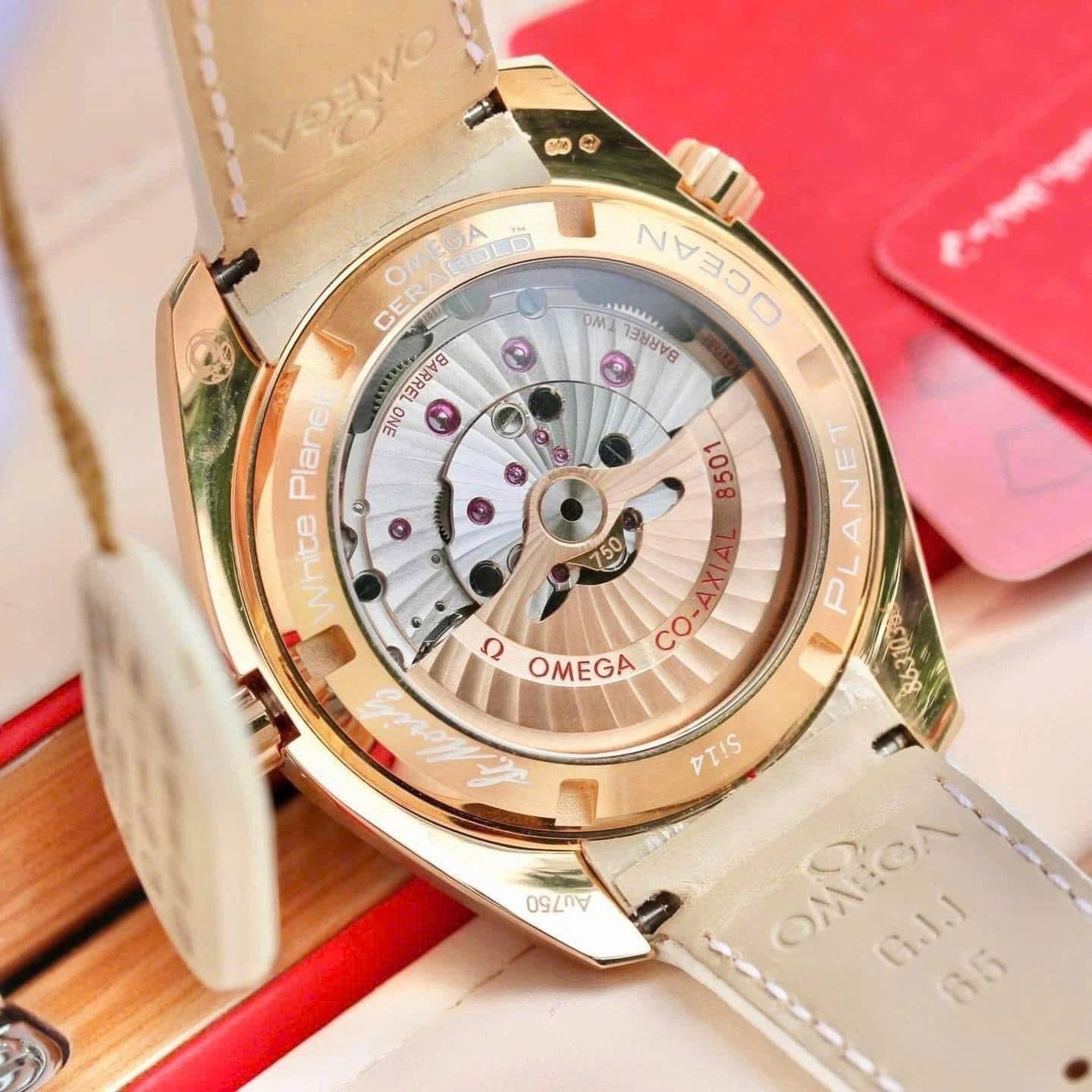 Đồng hồ Omega Seamaster Planet Ocean CeraGold “Saint Moritz” 42mm 232.63.42.21.04.001 – Lặn 600m, sang trọng tuyệt đỉnh trên nền Ceramic trắng
