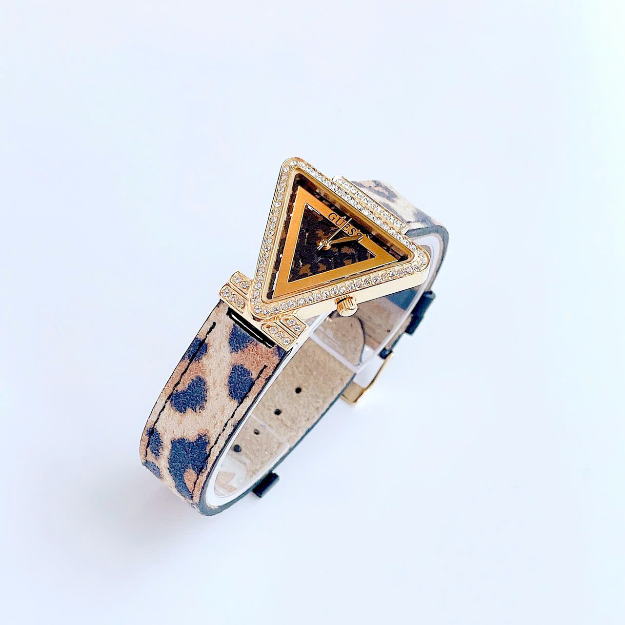 ĐỒNG HỒ GUESS ANIMAL PRINT LEATHER WATCH – MẶT TAM GIÁC ĐÍNH ĐÁ, DÂY DA HỌA TIẾT BÁO SANG TRỌNG bộ sưu tập mới 2025