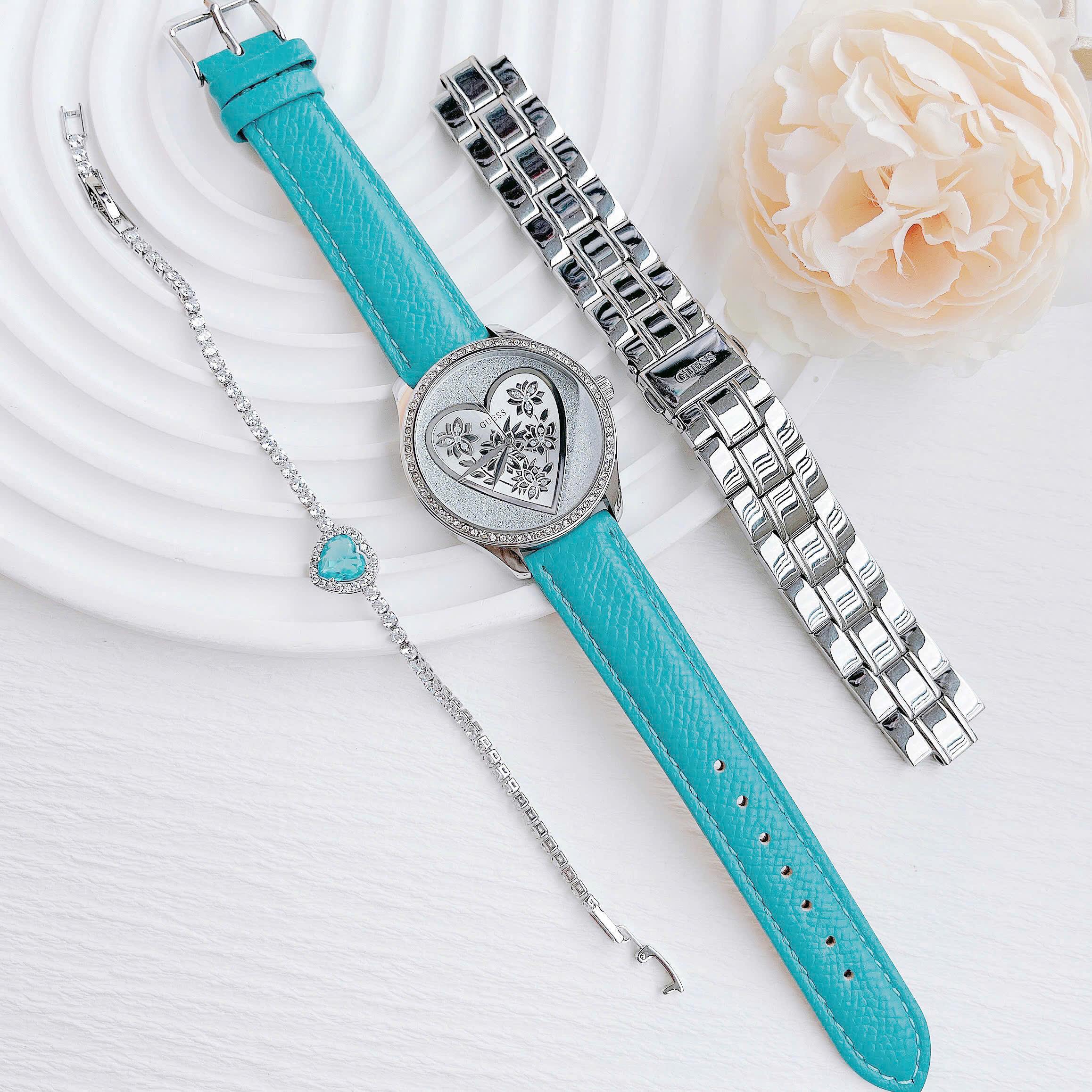 Đồng hồ nữ Guess Trendy Silver Watch 2025 – Thiết kế tinh tế, trái tim hoa đầy nữ tính