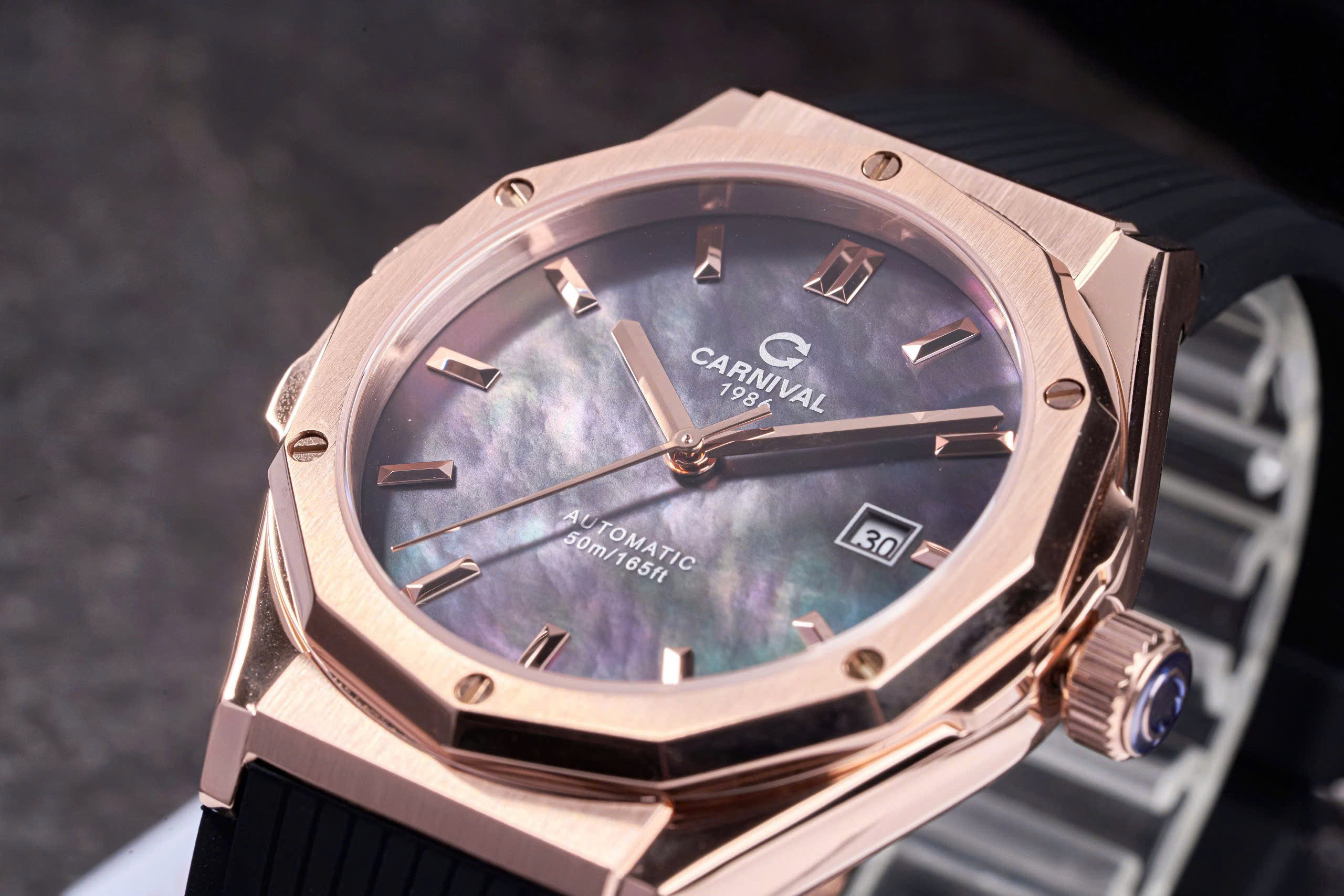 Đồng hồ Carnival 8168G-VH-DCS-DK Automatic – Sang trọng và đẳng cấp với mặt khảm trai viền Gold Rose