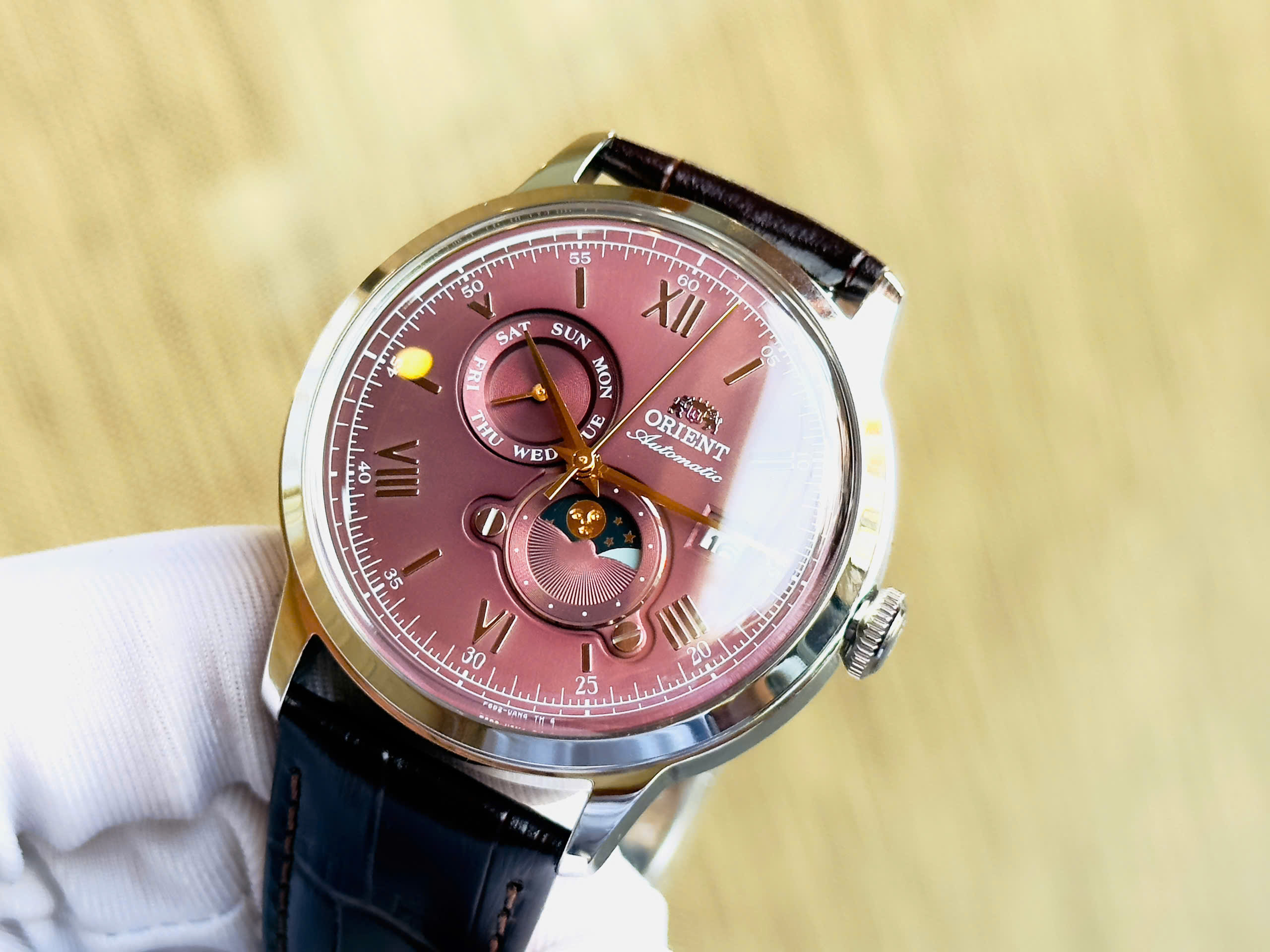 Đồng hồ Orient Sun and Moon RA-AK0807R – Phiên Bản Màu Rượu Vang 2025 Mới Nhất