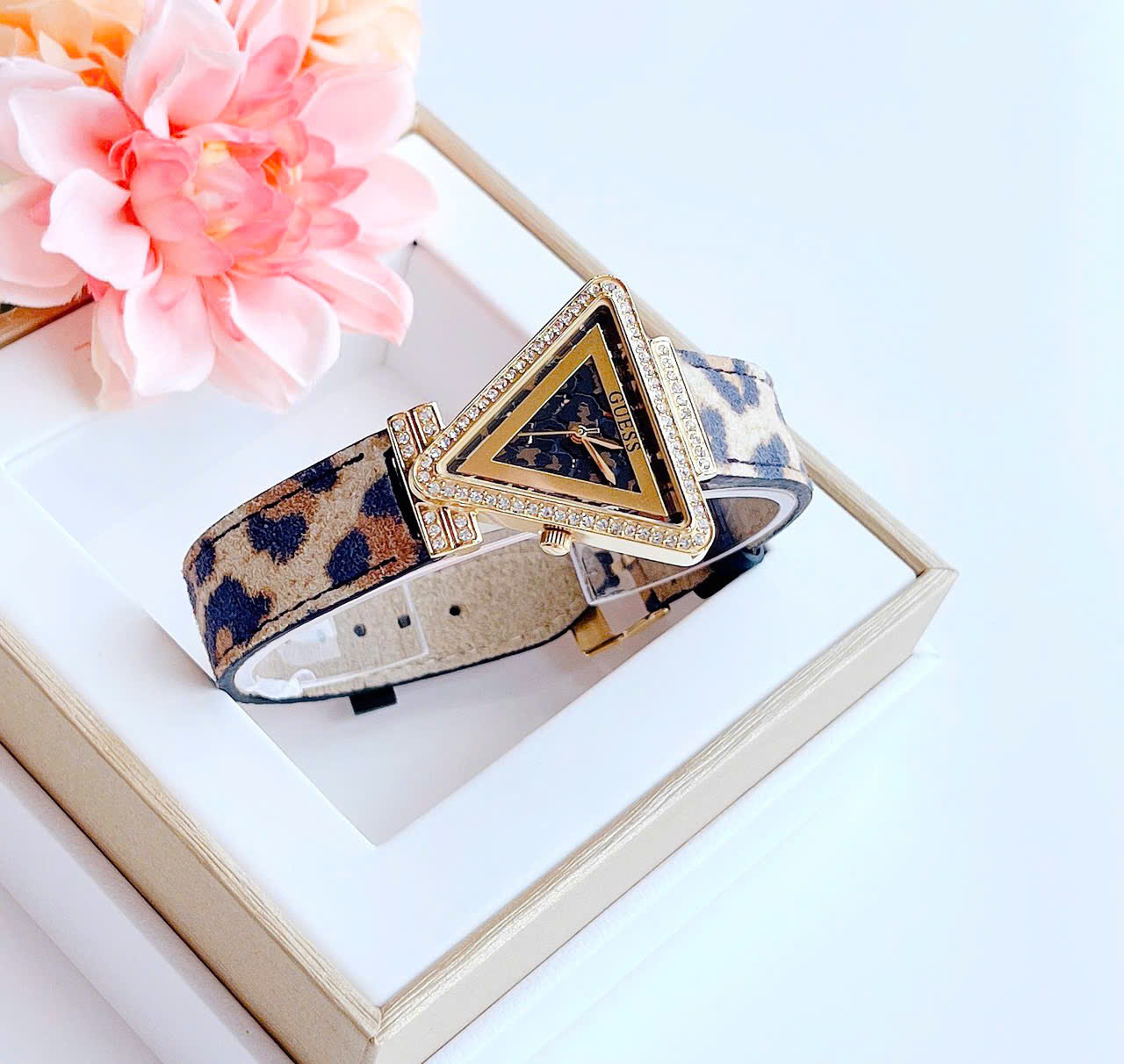 ĐỒNG HỒ GUESS ANIMAL PRINT LEATHER WATCH – MẶT TAM GIÁC ĐÍNH ĐÁ, DÂY DA HỌA TIẾT BÁO SANG TRỌNG bộ sưu tập mới 2025