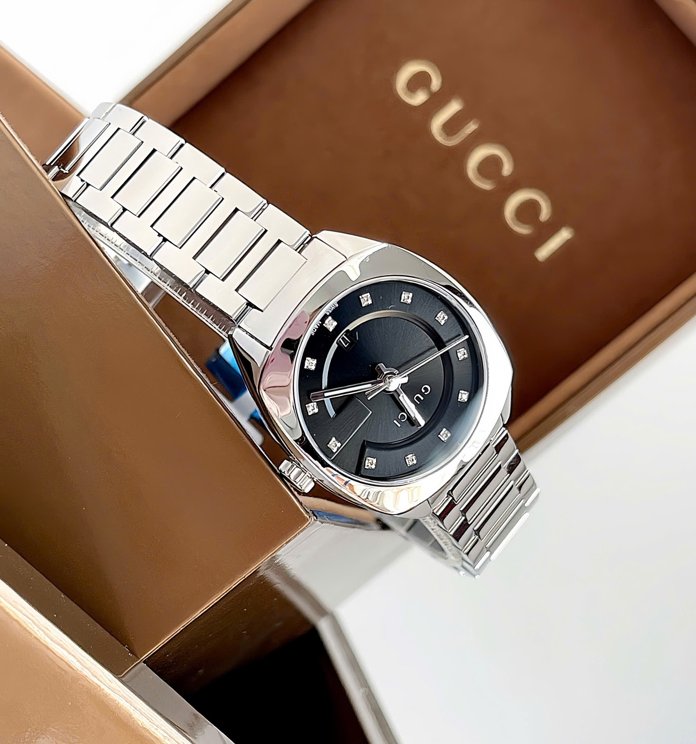 Đồng Hồ Gucci GG2570 Diamond – Đỉnh Cao Sang Trọng Tinh Tế Dành Cho Quý Cô Thời Thượng