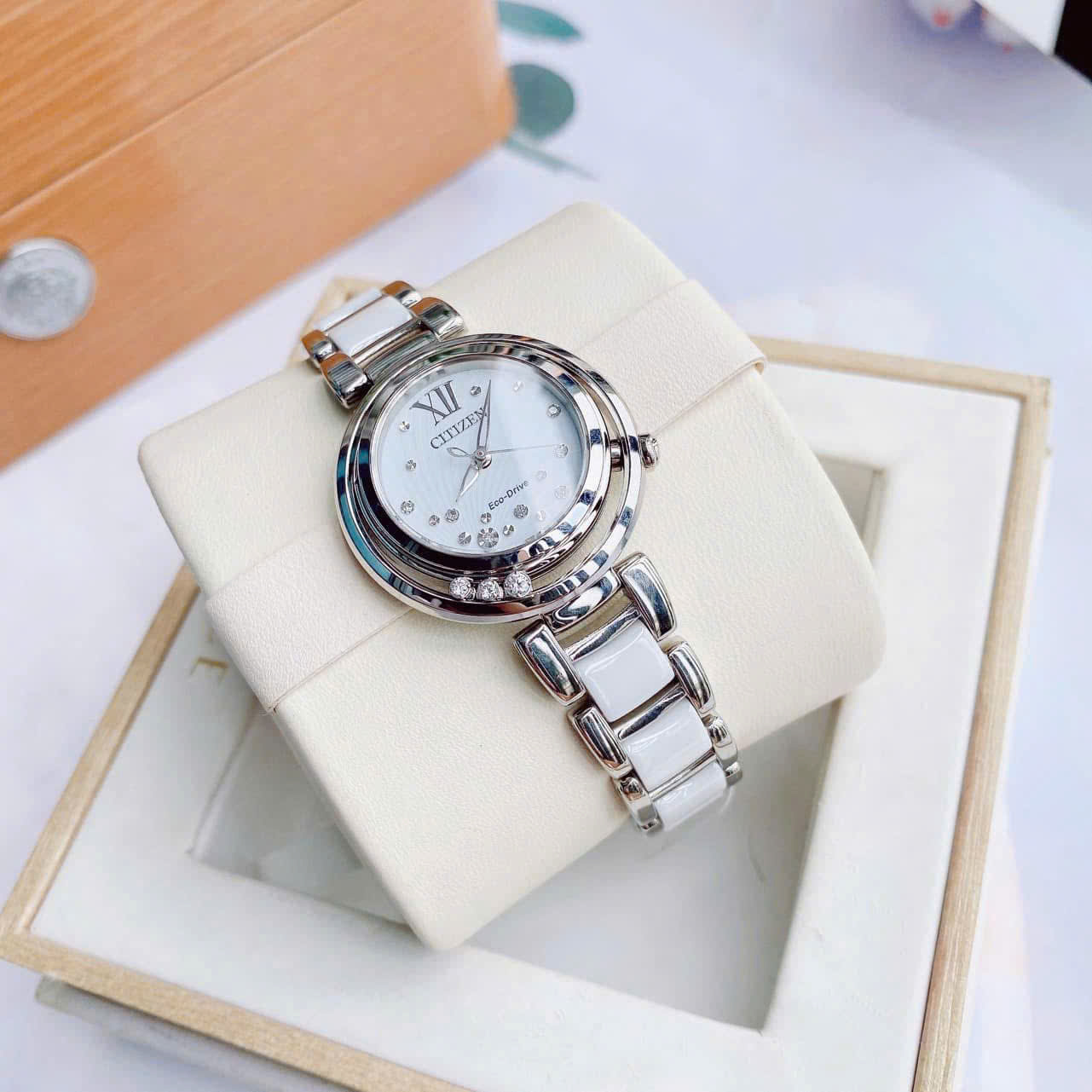 Đồng hồ Citizen EM0320-83A Sunrise – Biểu tượng của vẻ đẹp tinh tế và công nghệ Eco-Drive