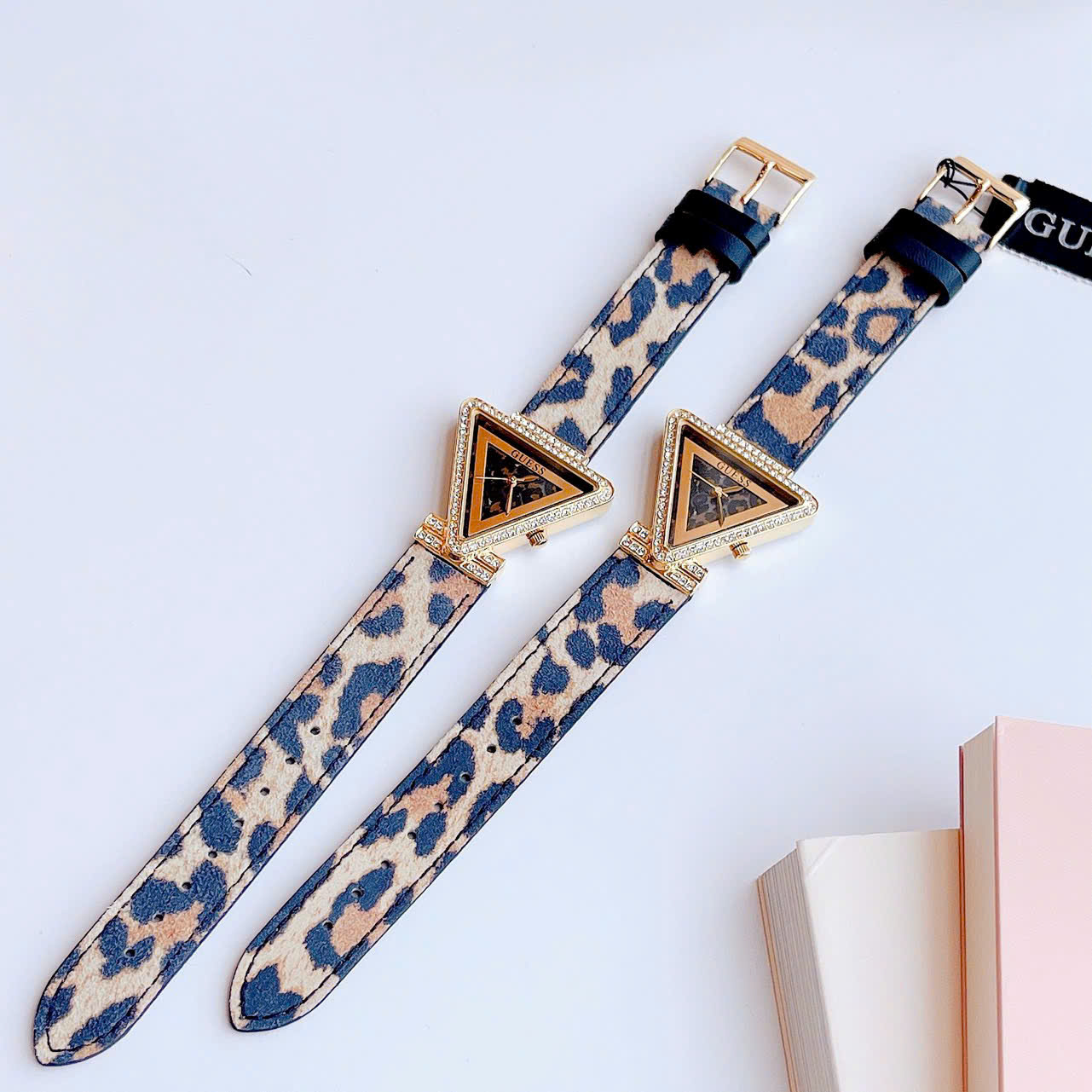 ĐỒNG HỒ GUESS ANIMAL PRINT LEATHER WATCH – MẶT TAM GIÁC ĐÍNH ĐÁ, DÂY DA HỌA TIẾT BÁO SANG TRỌNG bộ sưu tập mới 2025