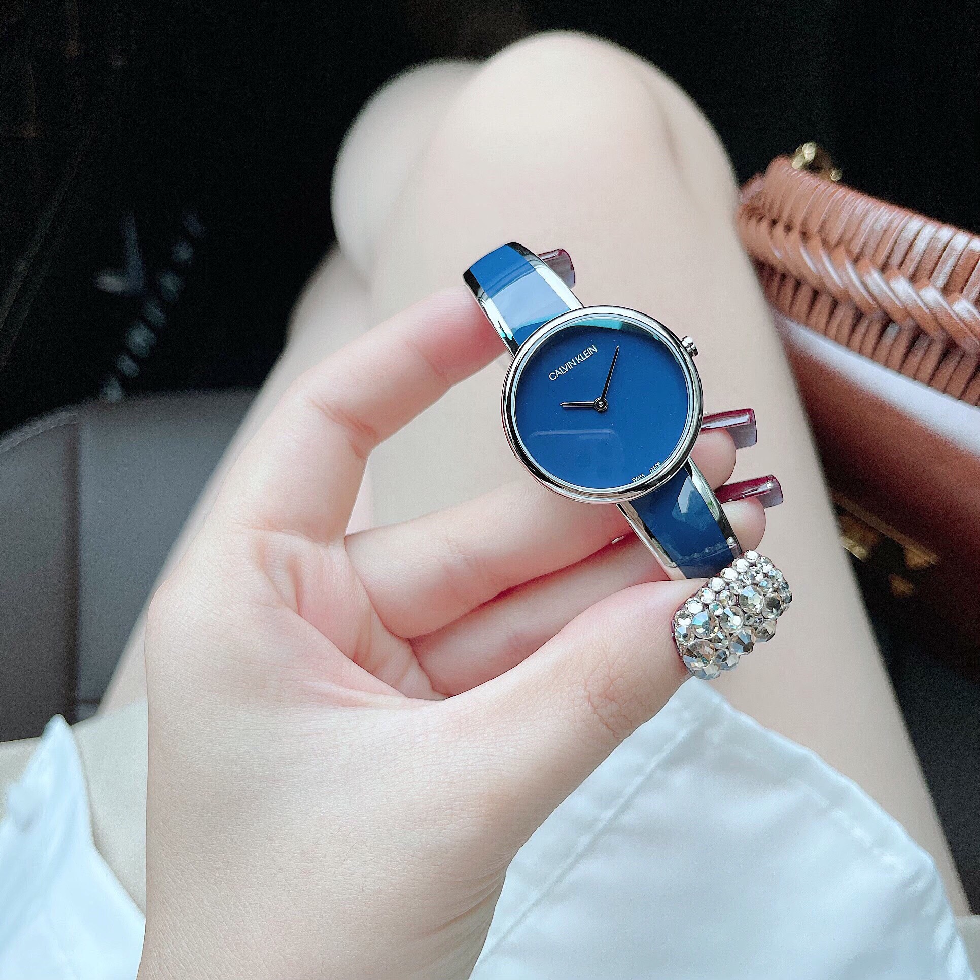Đồng hồ nữ Calvin Klein dây kiềng màu xanh navy: Sự kỳ diệu của sự hiếm hoi và ghiền mê
