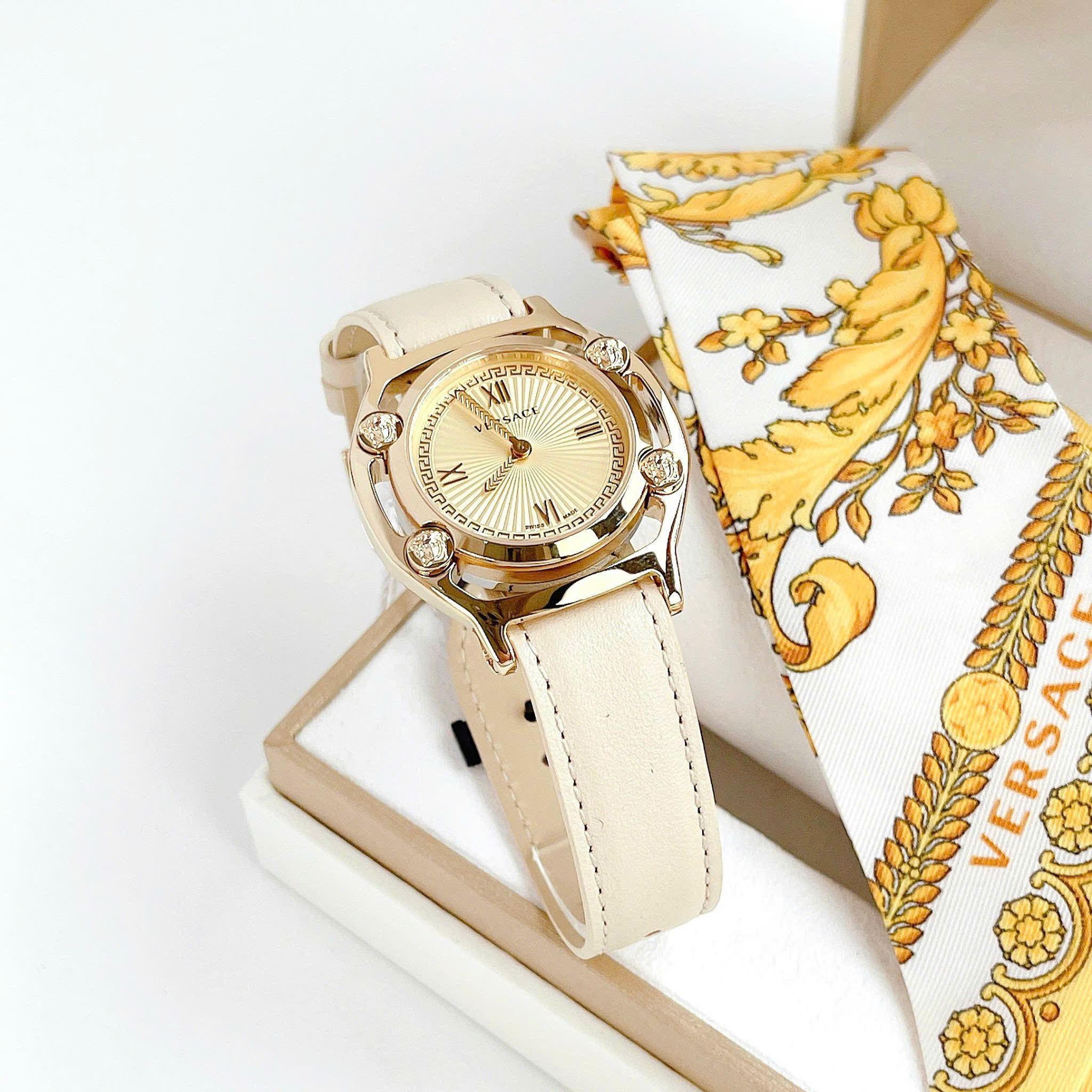 Đồng Hồ Nữ Versace Medusa Frame Barocco Print Watch 36mm VEVF00620 Màu Vàng