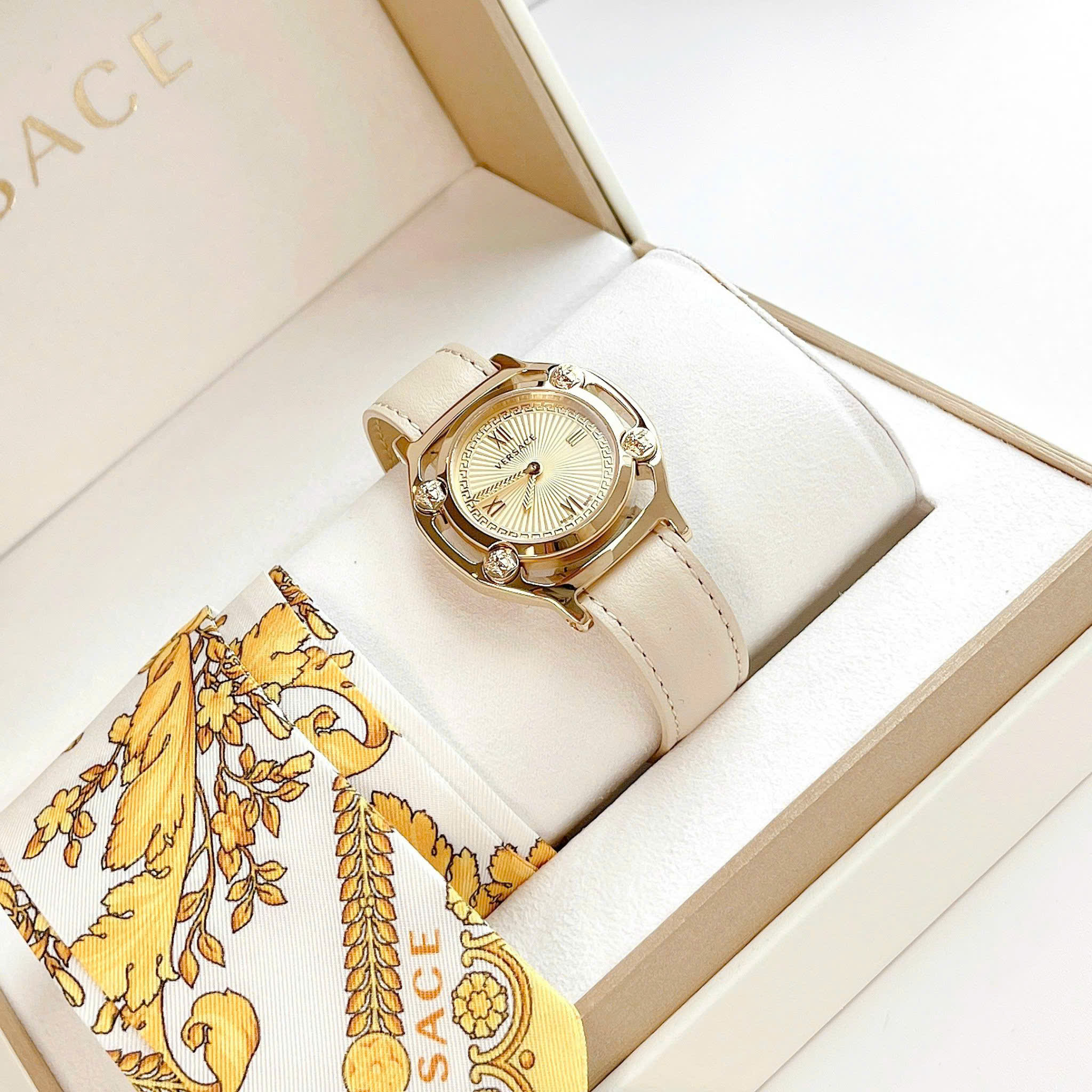 Đồng Hồ Nữ Versace Medusa Frame Barocco Print Watch 36mm VEVF00620 Màu Vàng