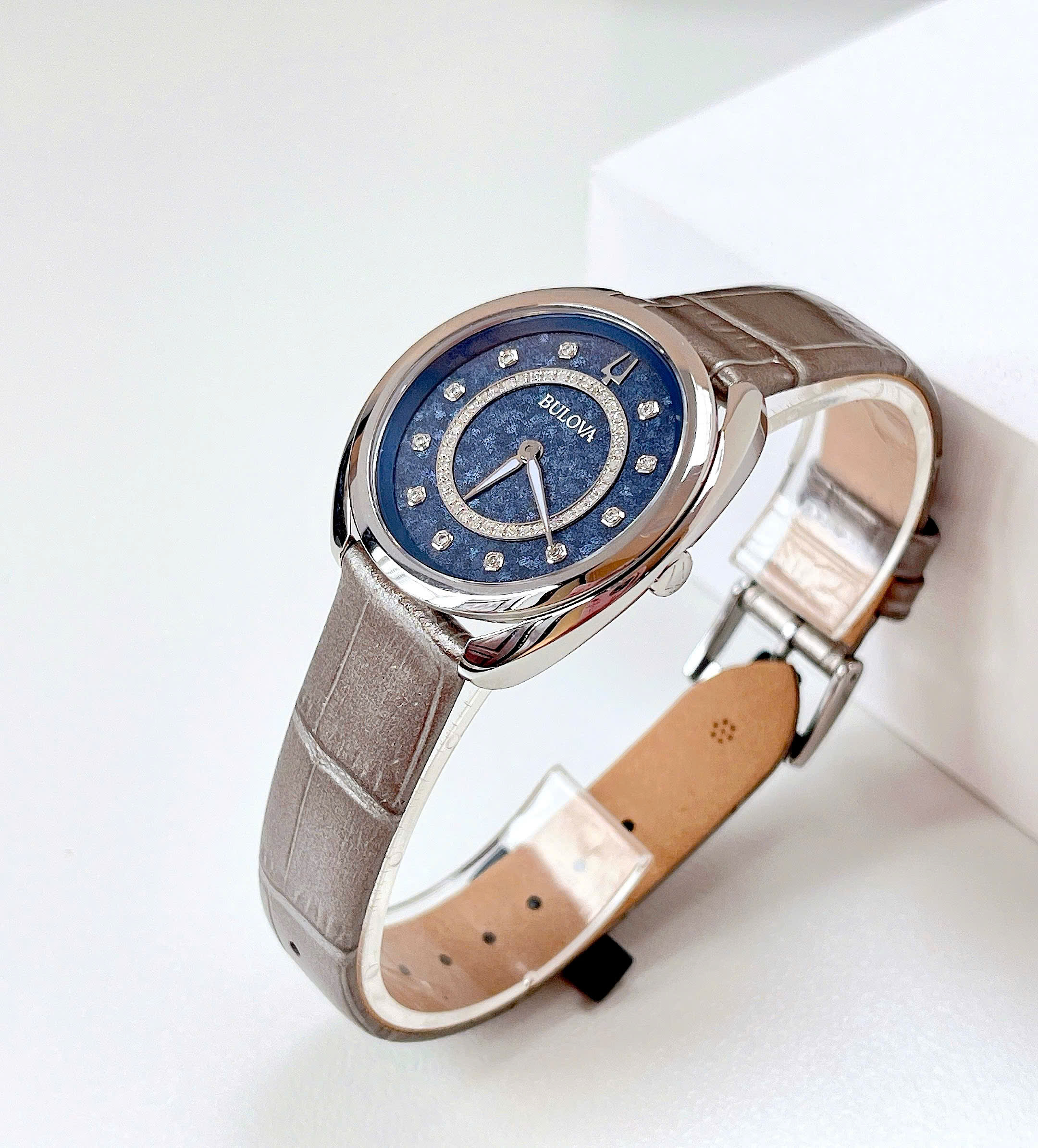 Đồng Hồ Bulova Duality Blue Dial – Đẳng Cấp Với Mặt Số Xanh Và Kim Cương Rạng Ngời