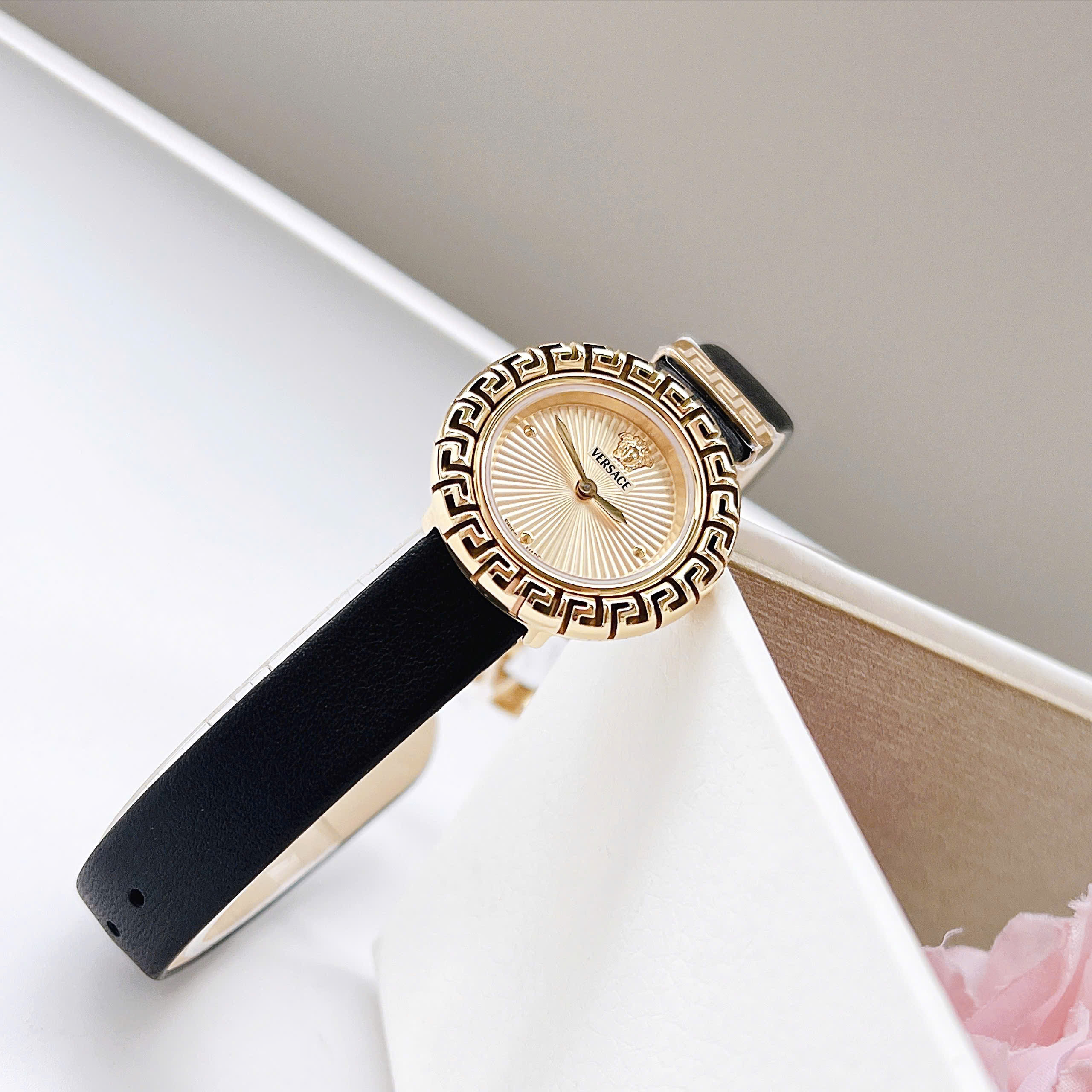 Đồng Hồ Versace La Greca SS 2025 – Vẻ Đẹp Tinh Tế Đến Từ Thụy Sĩ