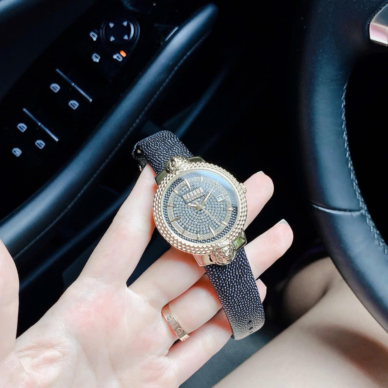Đồng Hồ Nữ Versus by Versace Mouffetar Navy Leather – Sang trọng, cá tính và đầy quyền lực