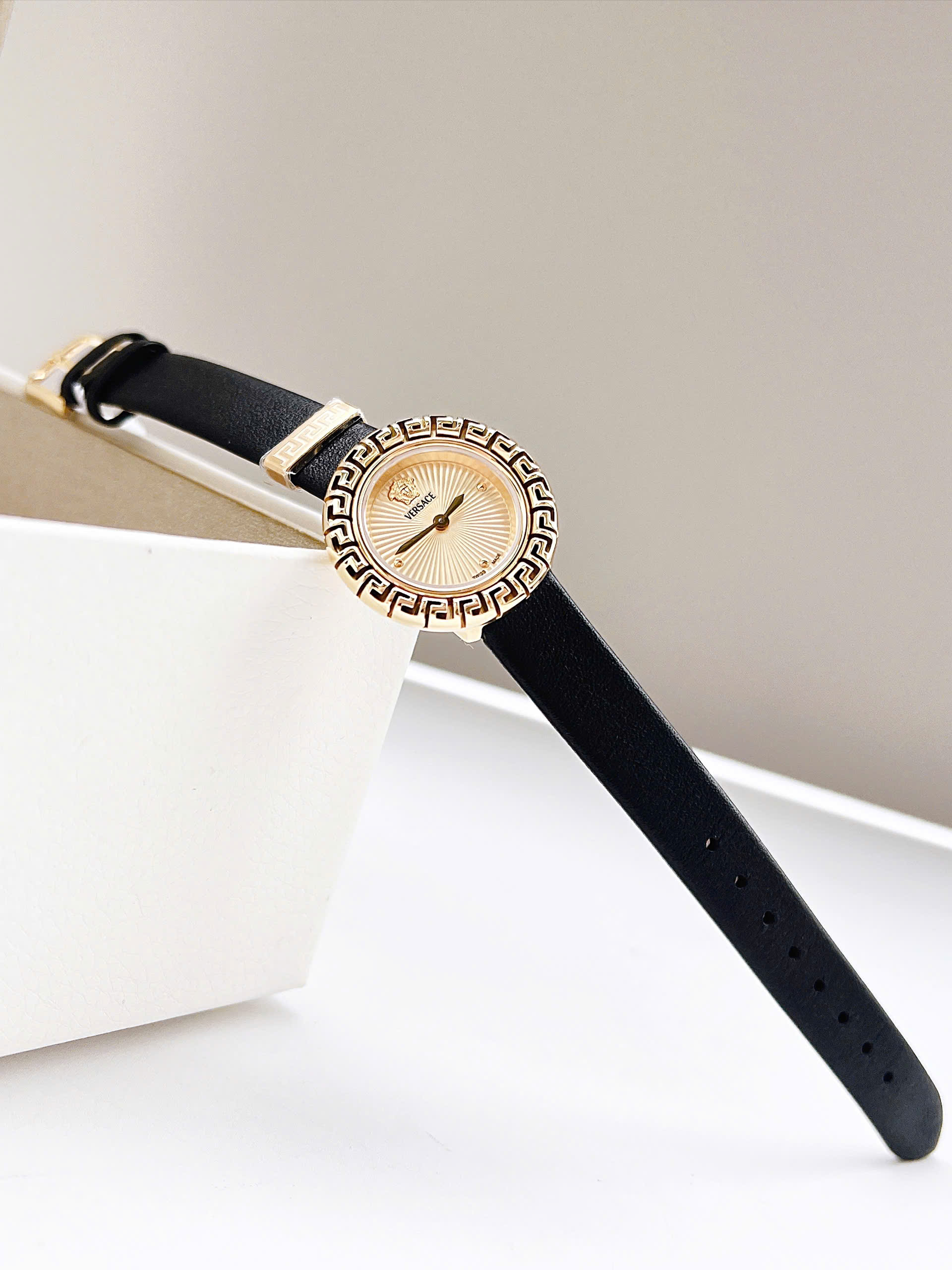 Đồng Hồ Versace La Greca SS 2025 – Vẻ Đẹp Tinh Tế Đến Từ Thụy Sĩ
