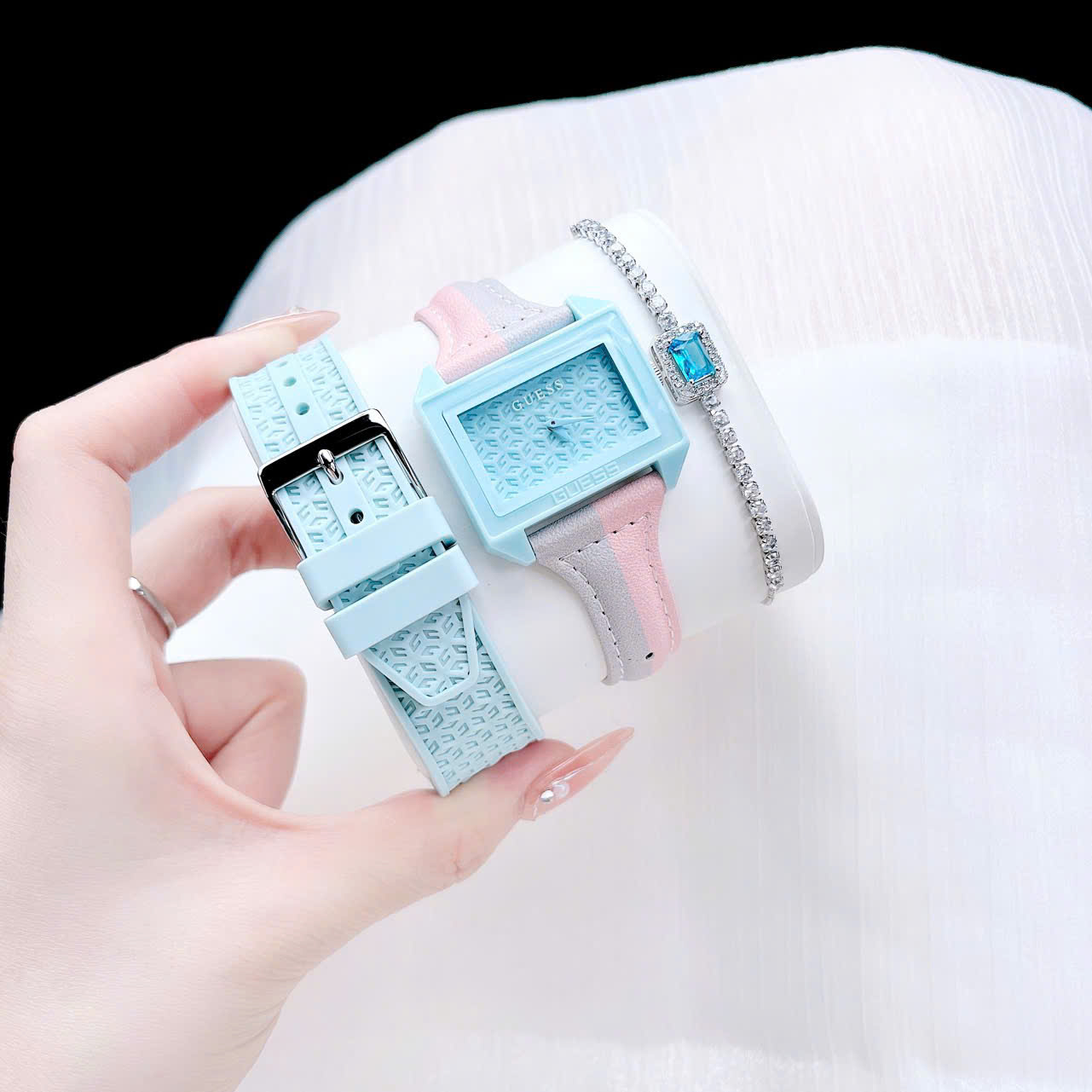 Đồng Hồ Guess 2025 – Thiết Kế Mặt Vuông Cá Tính, Dây Silicon Thời Trang