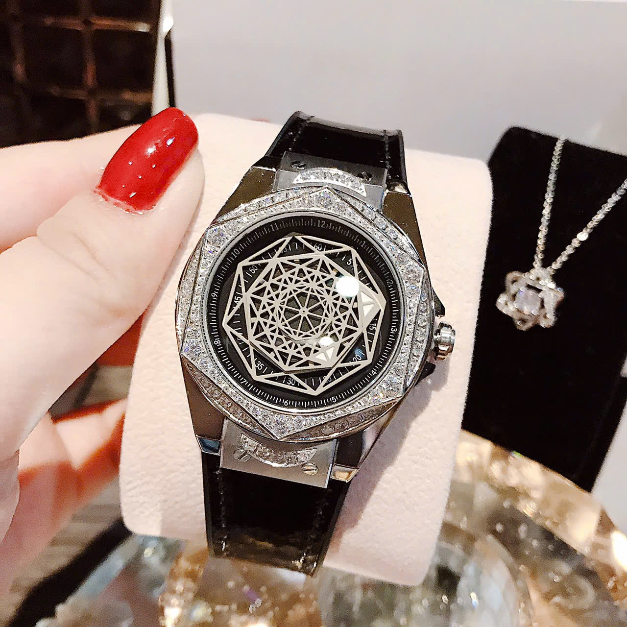 Đồng Hồ Hanboro 674 – Siêu Phẩm Hoạ Tiết Vũ Trụ Độc Đáo, Sang Trọng và Thời Thượng