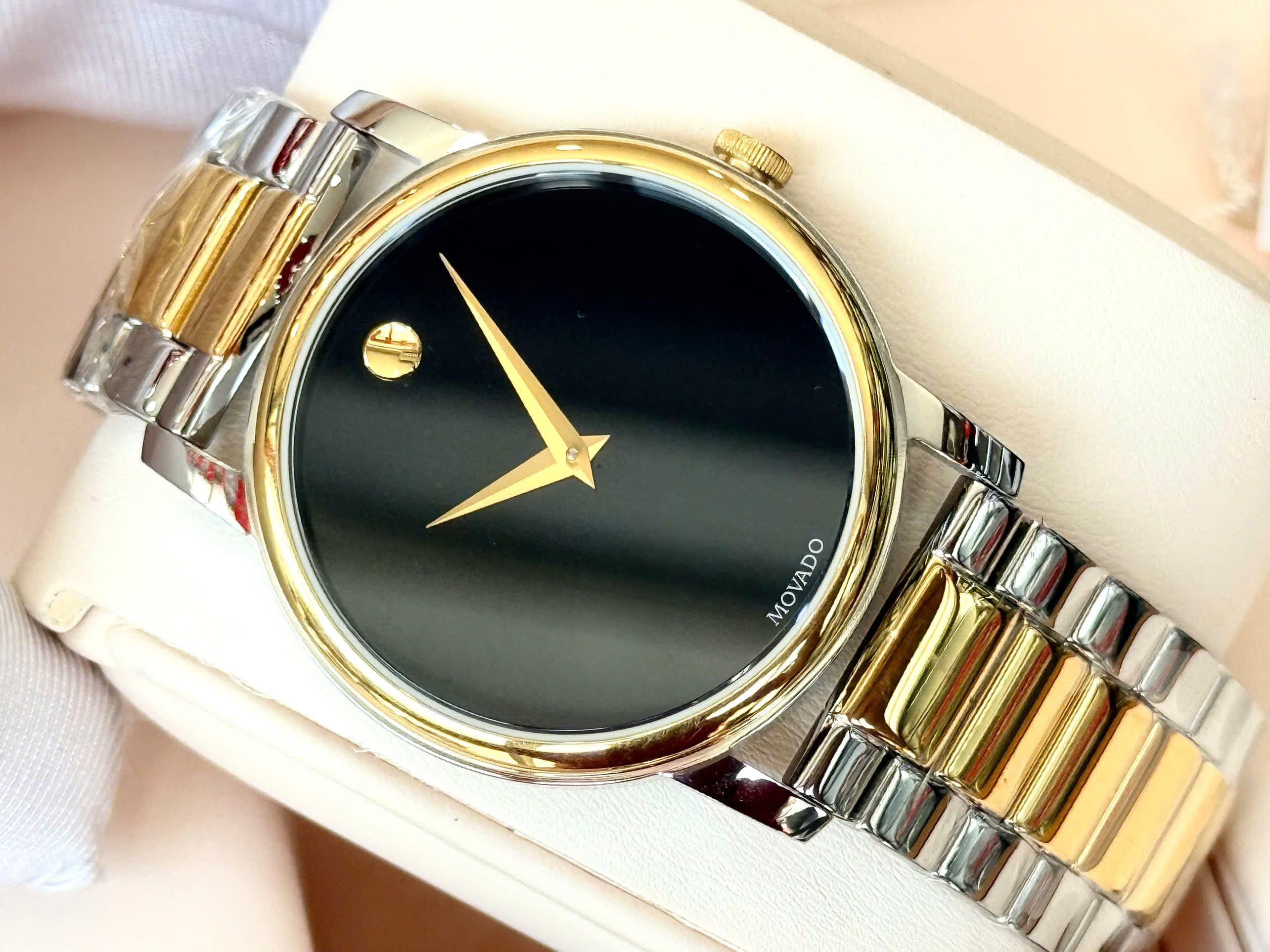 Đồng hồ Movado Museum Classic Two-tone 2100016 – Biểu tượng tối giản trong thiết kế đồng hồ hiện đại