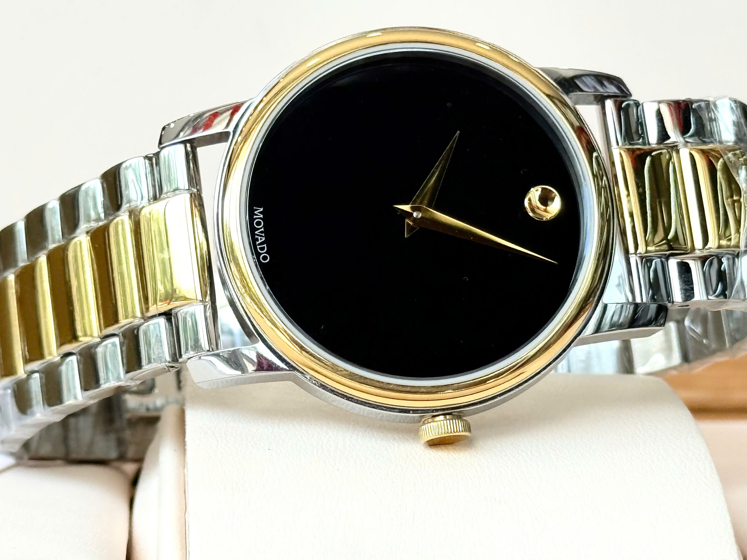 Đồng hồ Movado Museum Classic Two-tone 2100016 – Biểu tượng tối giản trong thiết kế đồng hồ hiện đại