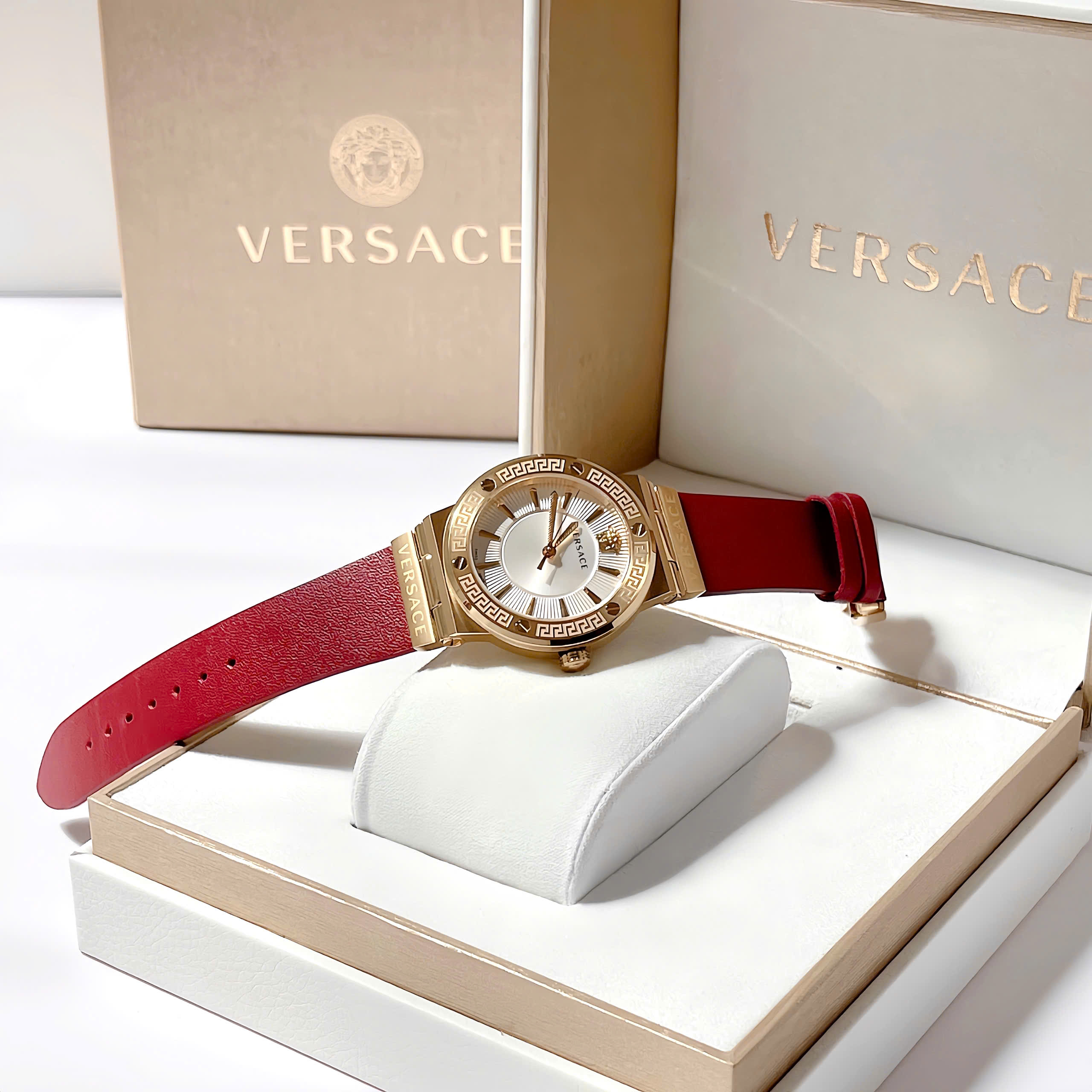 Đồng hồ Versace Greca Logo – Tuyên ngôn thời trang đậm chất Ý