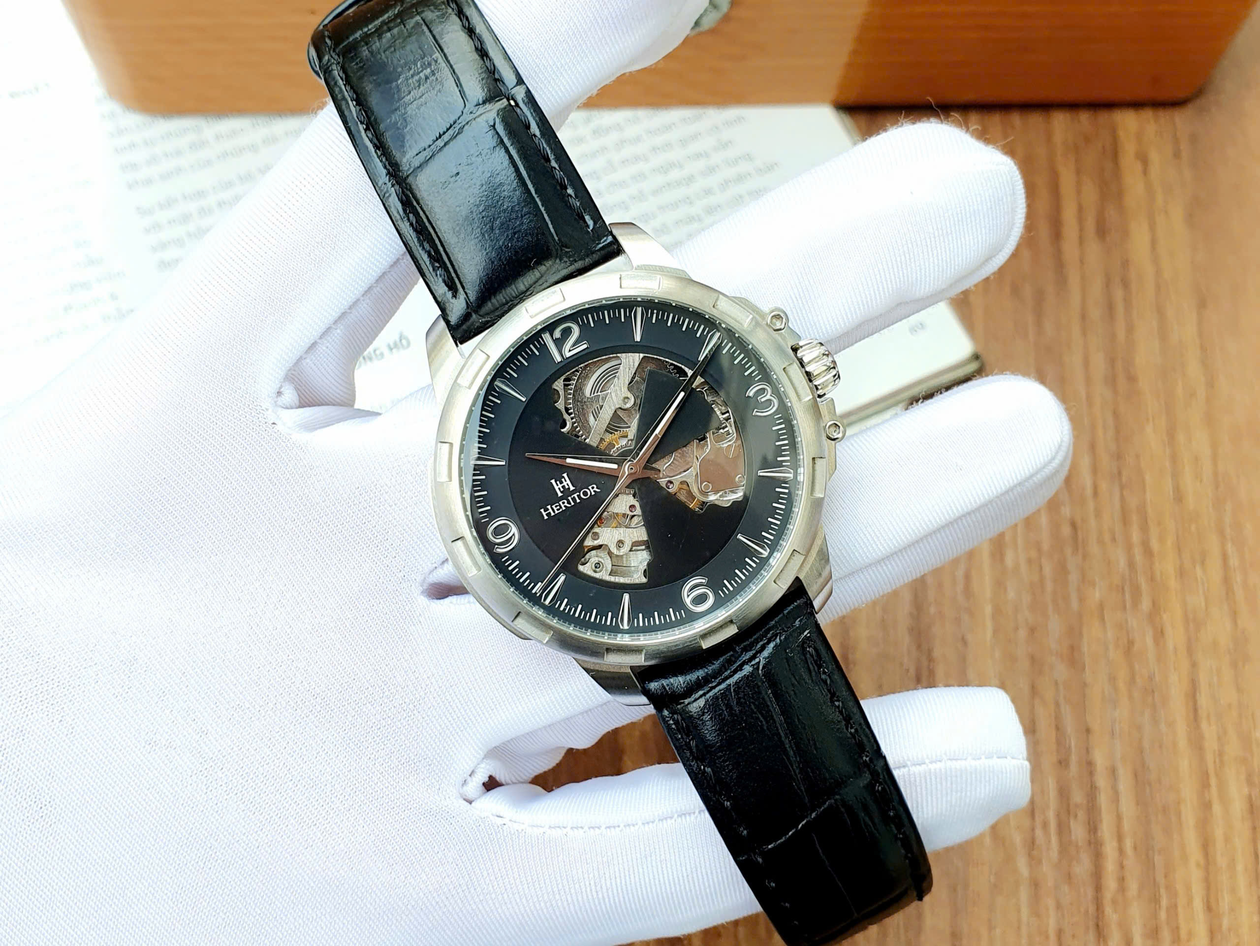 Đồng hồ Nam Heritor Theo HER1702 – Đồng hồ lộ cơ mặt đen, định hình phong cách nam giới hiện đại