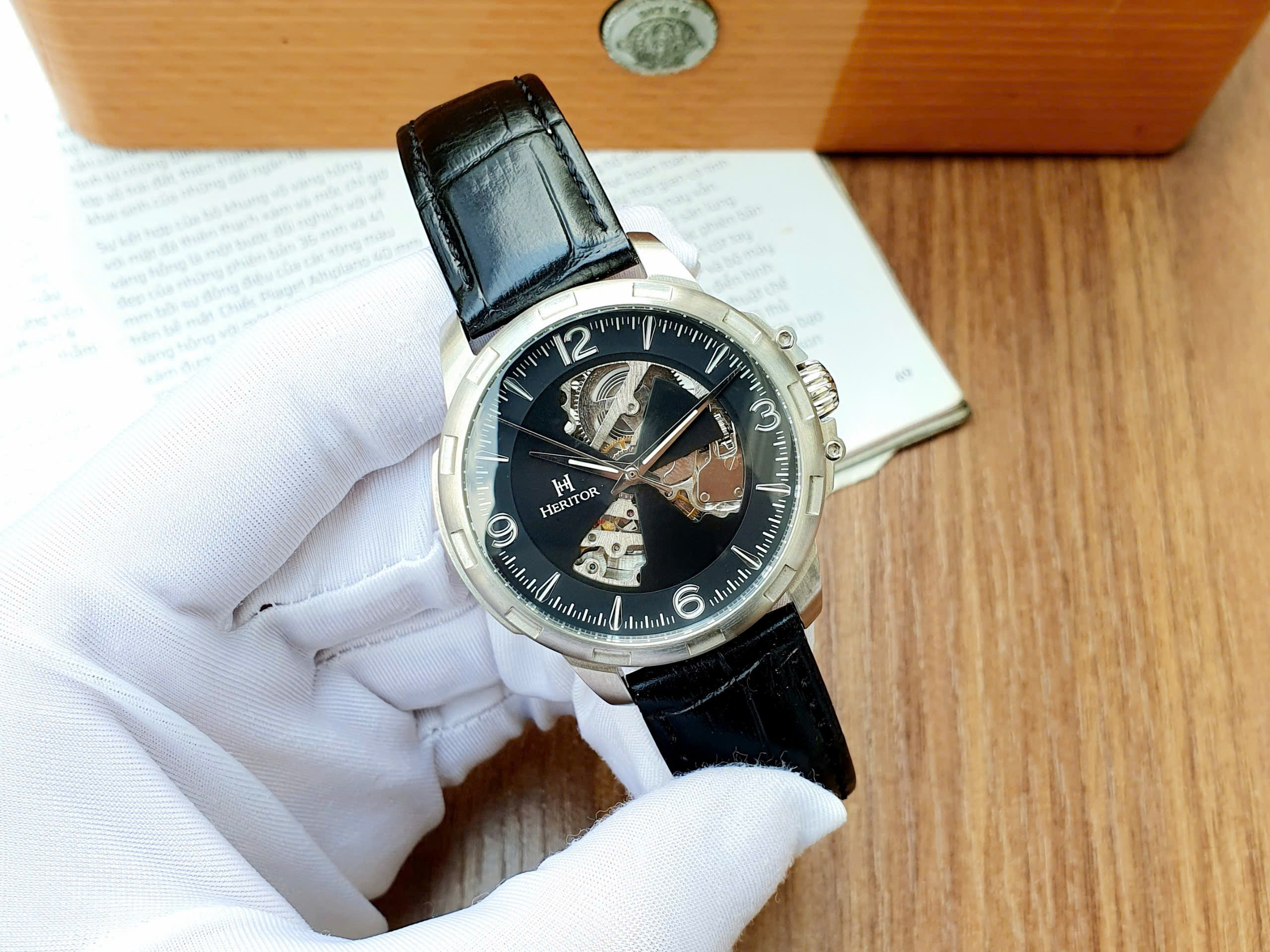 Đồng hồ Nam Heritor Theo HER1702 – Đồng hồ lộ cơ mặt đen, định hình phong cách nam giới hiện đại