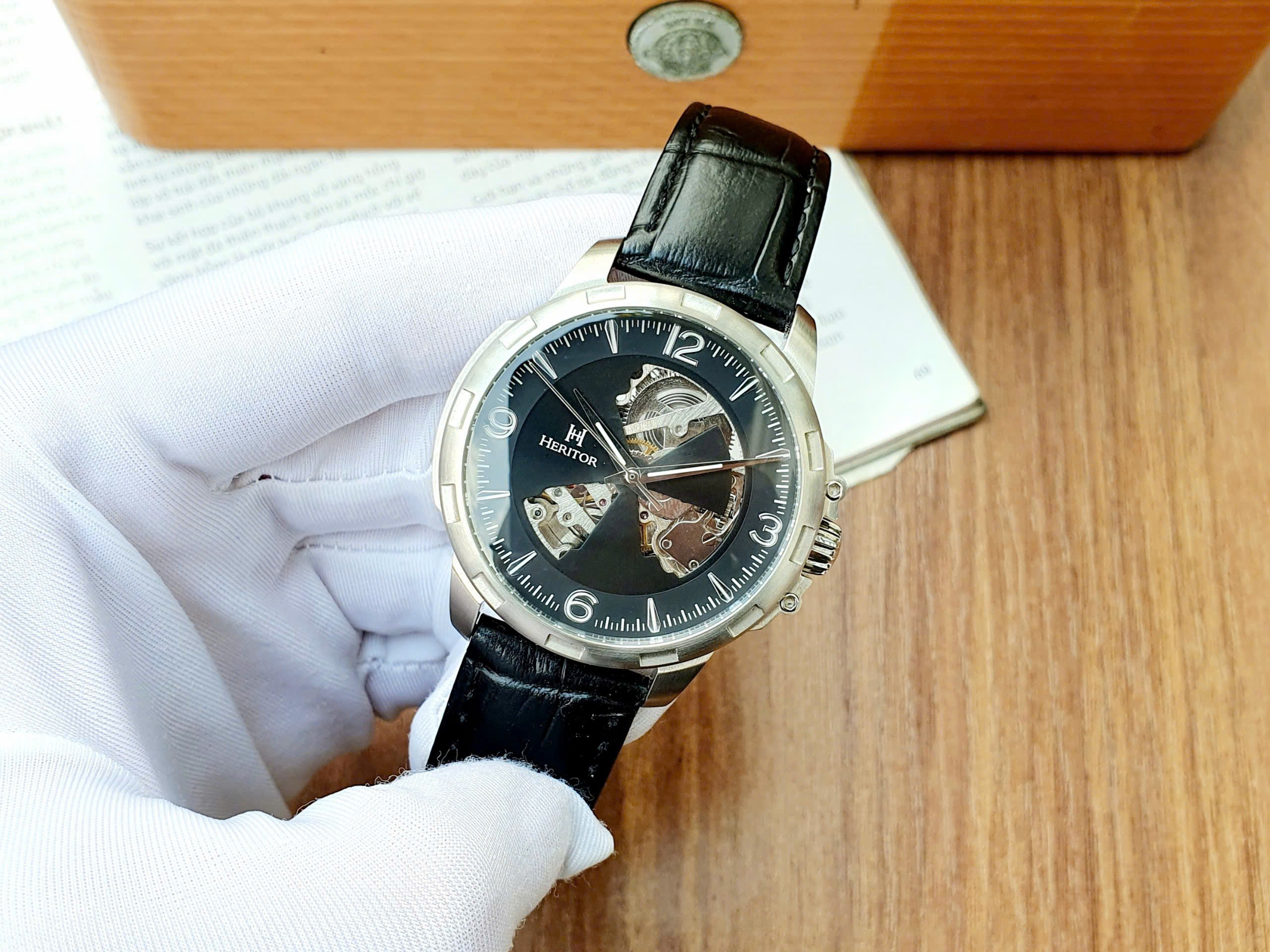 Đồng hồ Nam Heritor Theo HER1702 – Đồng hồ lộ cơ mặt đen, định hình phong cách nam giới hiện đại