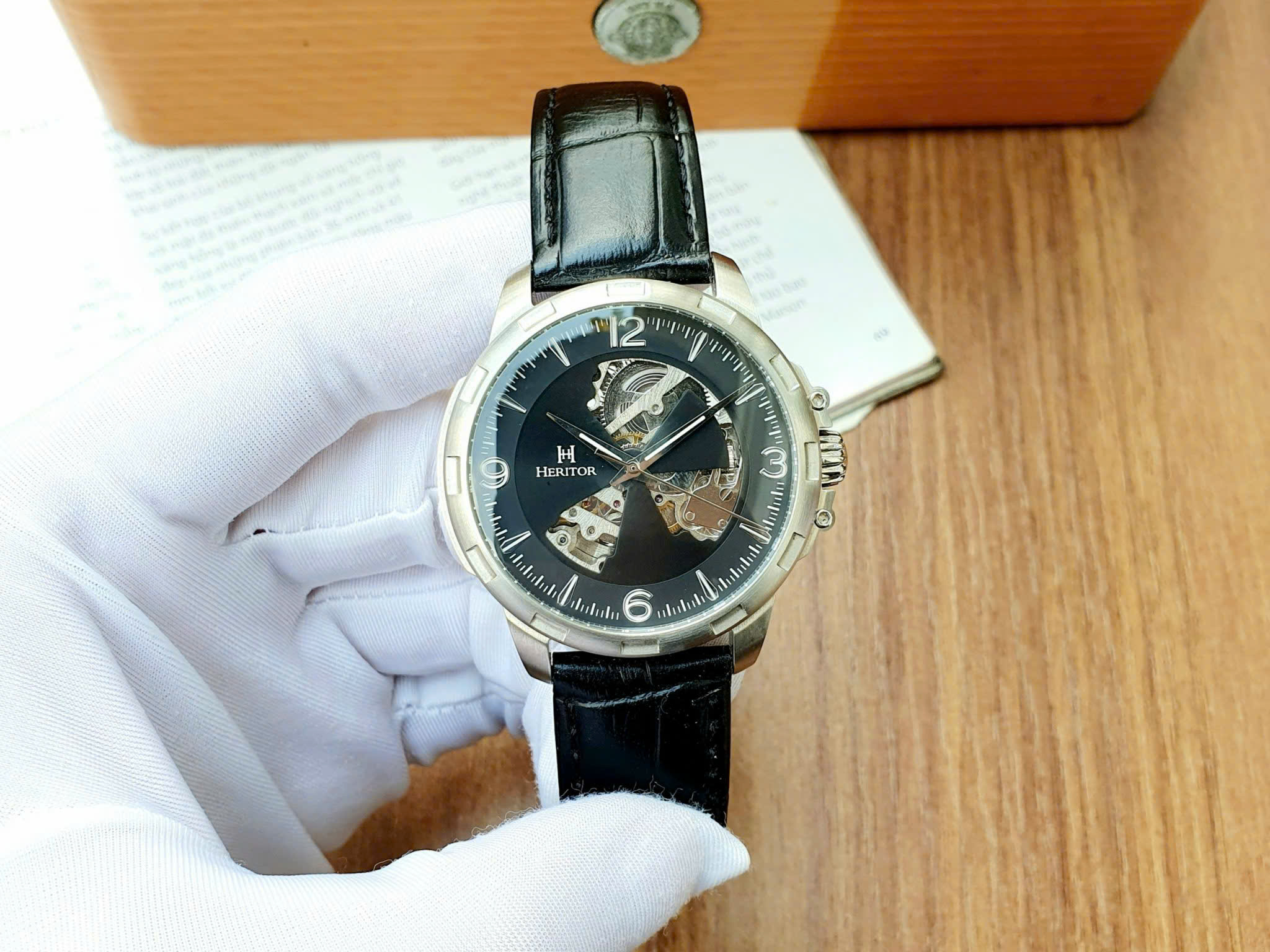 Đồng hồ Nam Heritor Theo HER1702 – Đồng hồ lộ cơ mặt đen, định hình phong cách nam giới hiện đại