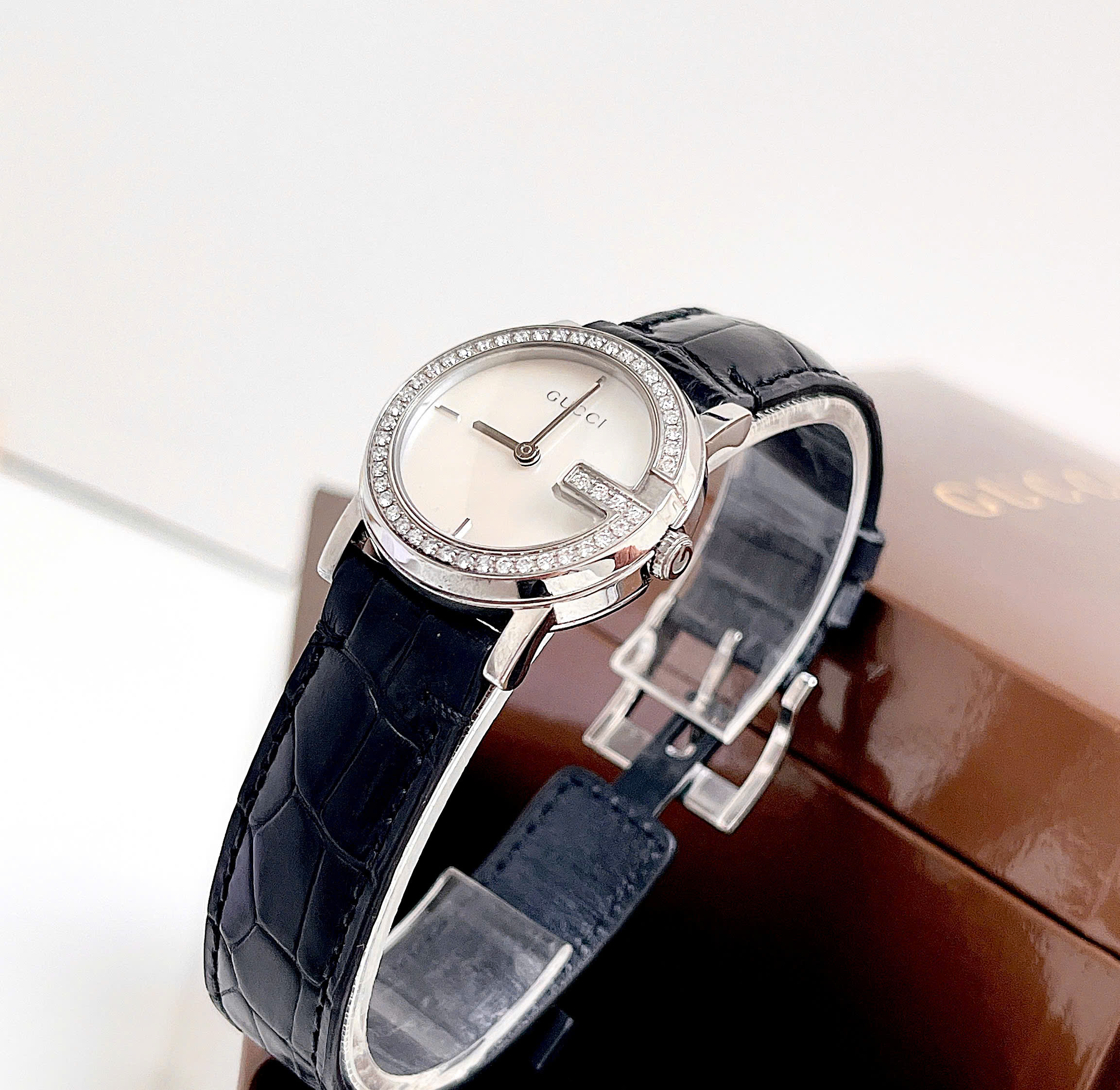 Gucci G-Diamond 101L – Siêu phẩm đồng hồ nữ đính kim cương, khảm trai sang trọng không thể thiếu trong bộ sưu tập phái đẹp