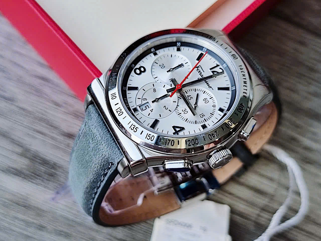 Đồng hồ Salvatore Ferragamo 1898 Sport Chronograph – Sự Kết Hợp Giữa Thời Trang Ý và Công Nghệ Thụy Sĩ