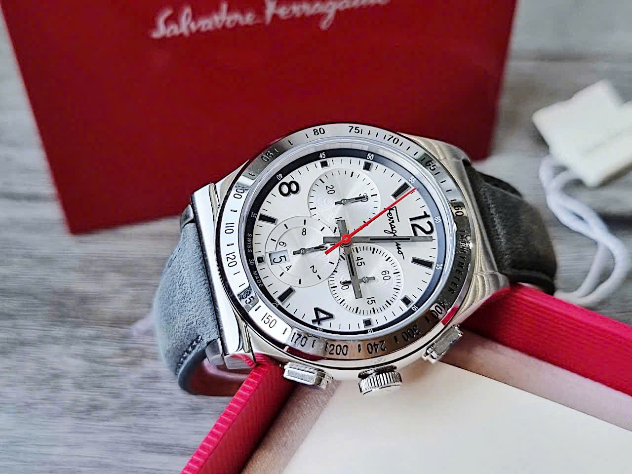 Đồng hồ Salvatore Ferragamo 1898 Sport Chronograph – Sự Kết Hợp Giữa Thời Trang Ý và Công Nghệ Thụy Sĩ