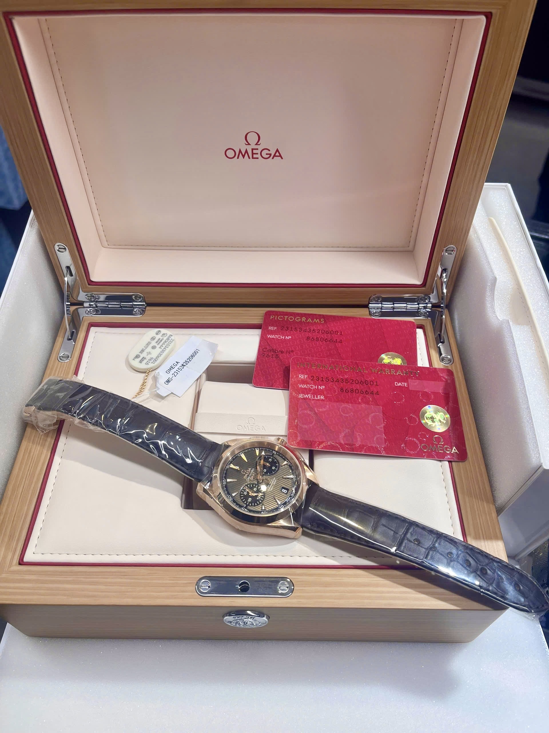 Đồng hồ Omega Seamaster Aqua Terra 150m GMT Chronograph 231.53.43.52.06.001 – Siêu phẩm vàng khối 18K đẳng cấp dành cho giới sưu tầm