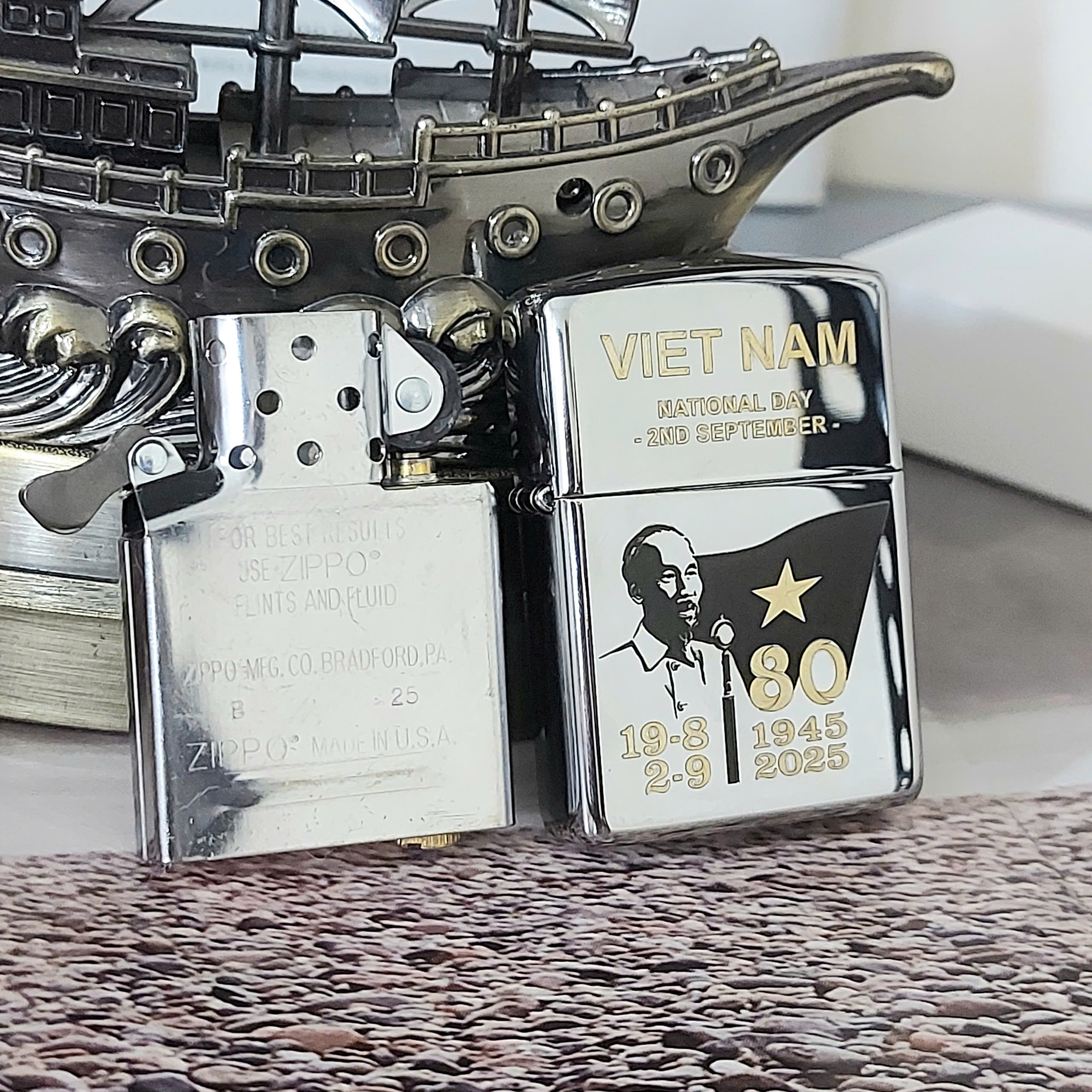 Zippo Kỷ Niệm 80 Năm Quốc Khánh Việt Nam – Sự Giao Thoa Giữa Di Sản Lịch Sử và Nghệ Thuật Sưu Tầm